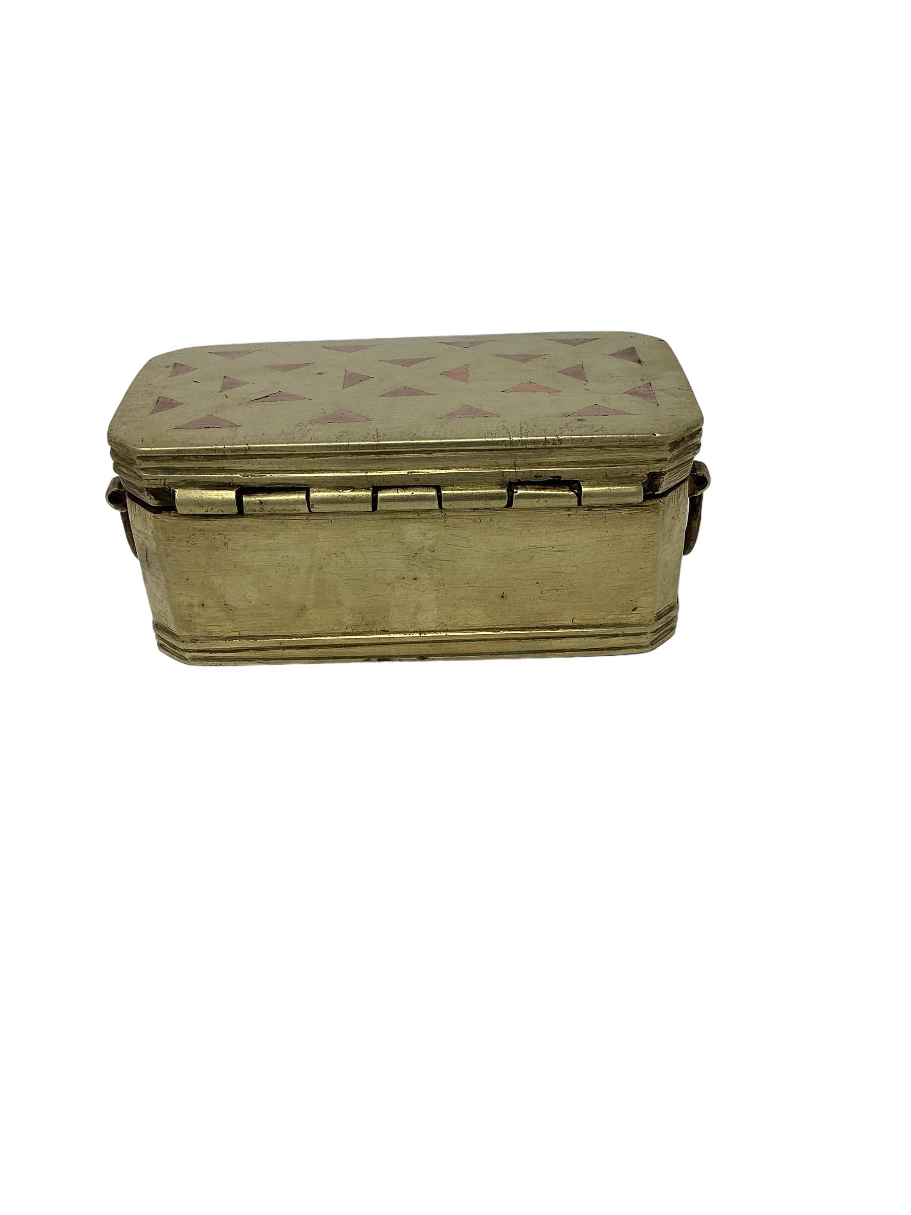Fin du XIXe siècle Boîte à noix de bétel antique incrustée de laiton et de cuivre en vente