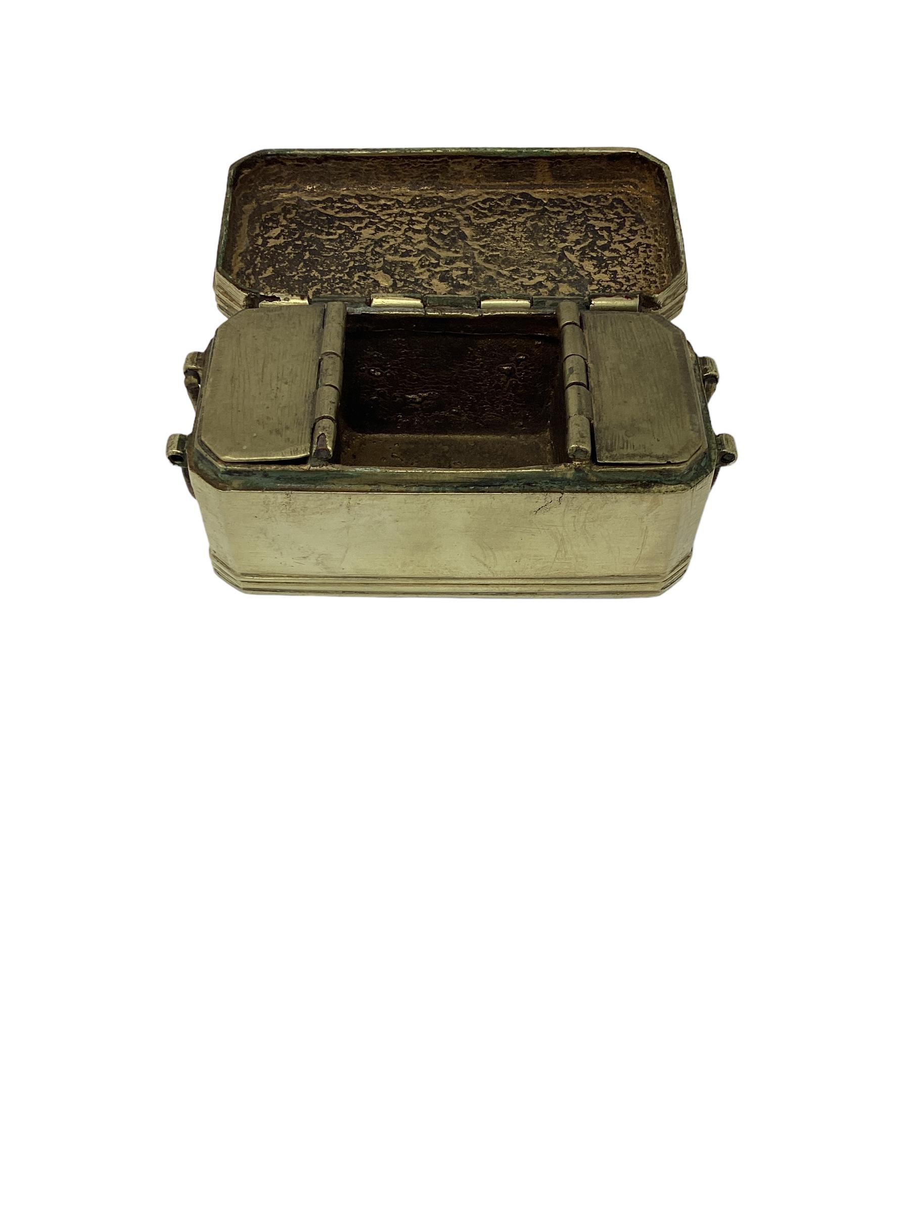 Laiton Boîte à noix de bétel antique incrustée de laiton et de cuivre en vente