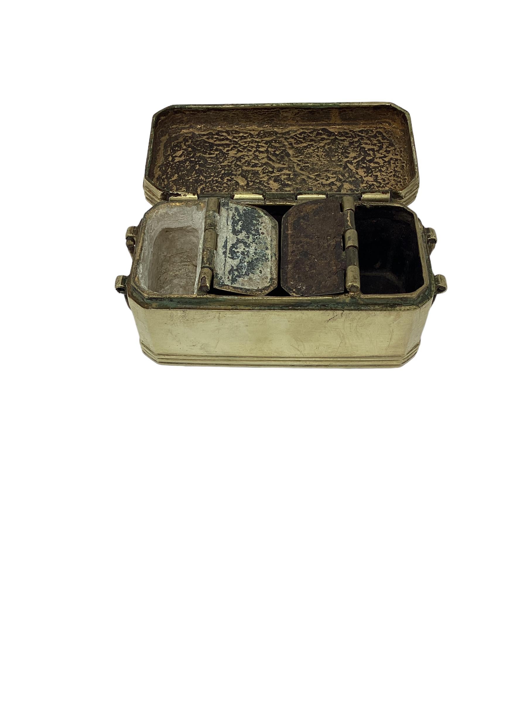Boîte à noix de bétel antique incrustée de laiton et de cuivre en vente 1
