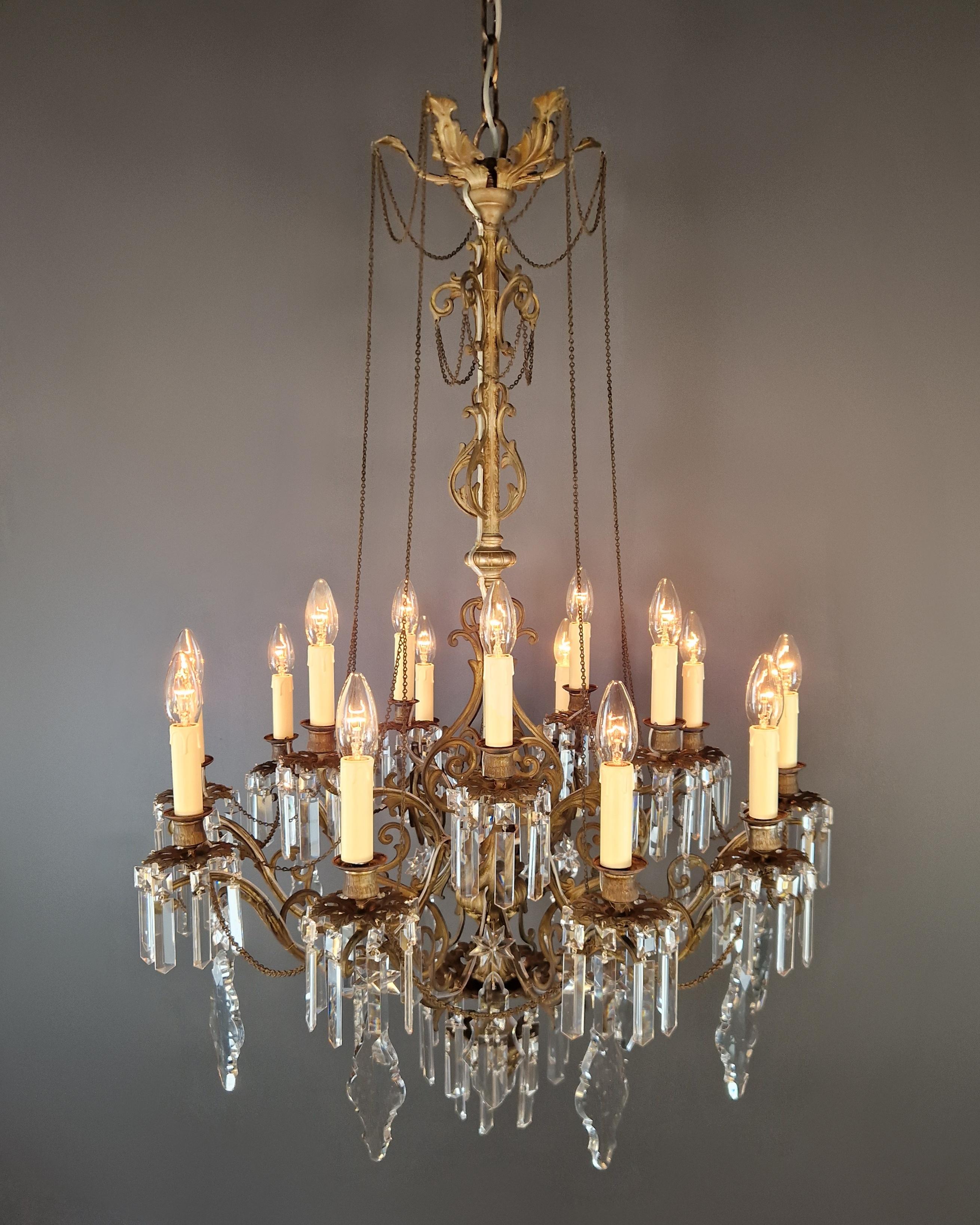 Antico lampadario in ottone e cristallo Storicismo Rococò Stile Neoclassico in vendita 3