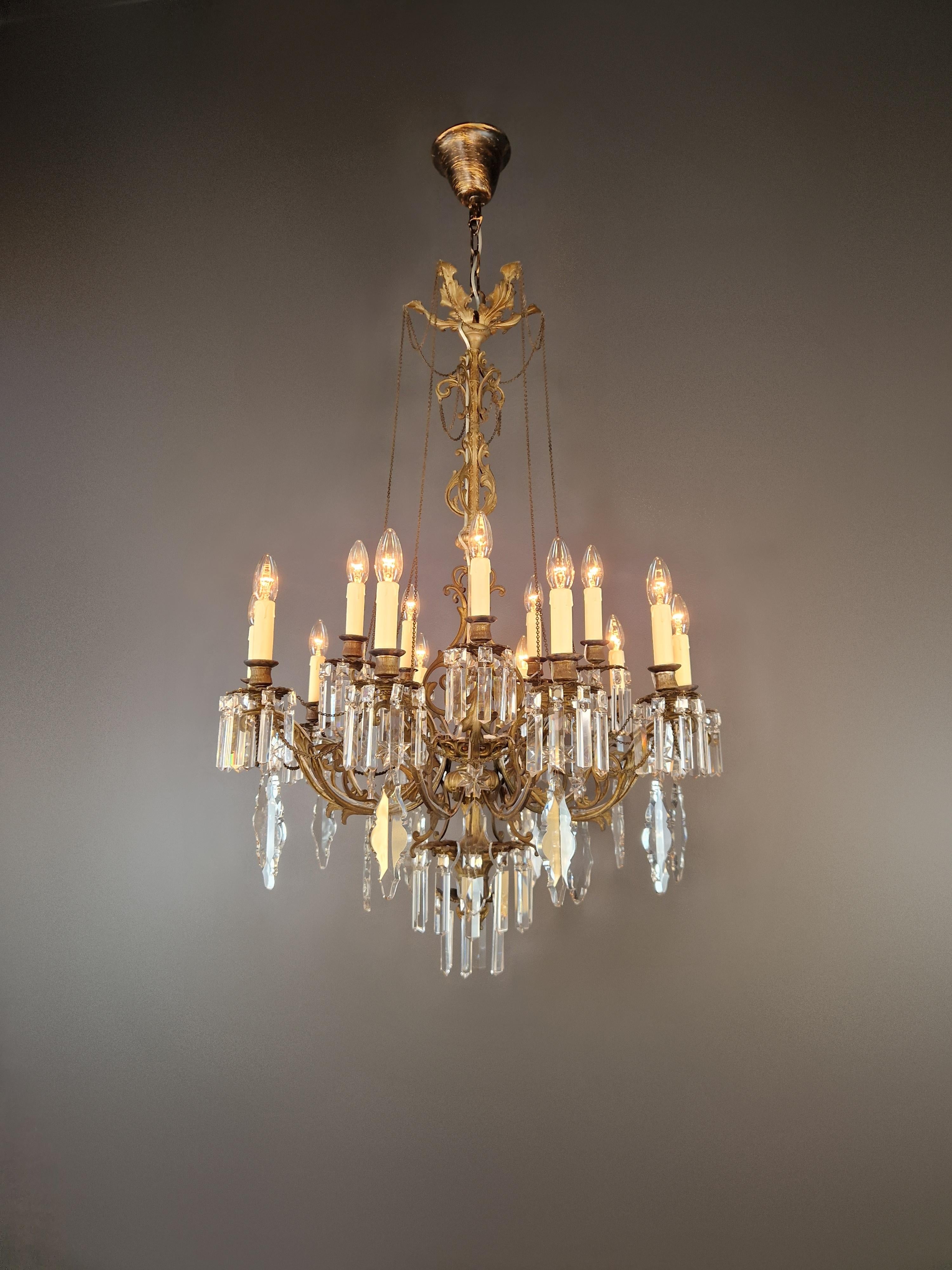 Lampadario in ottone e cristallo restaurato, circa 1900

Questo magnifico lampadario risale al tardo periodo storicista, intorno al 1900. Combina con eleganza la raffinata opulenza del Rococò con le proporzioni equilibrate del Neoclassicismo.
