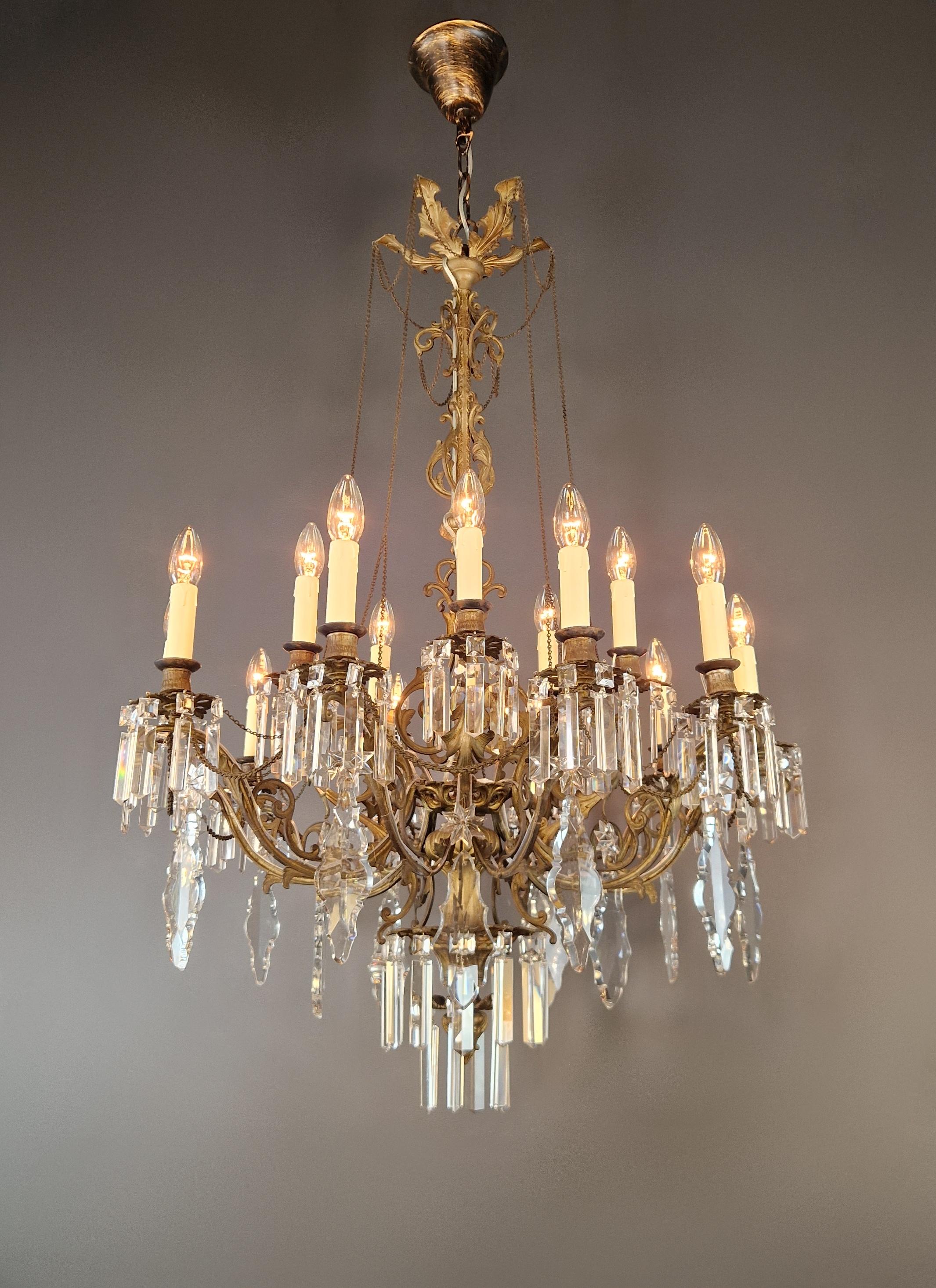 Francese Antico lampadario in ottone e cristallo Storicismo Rococò Stile Neoclassico in vendita