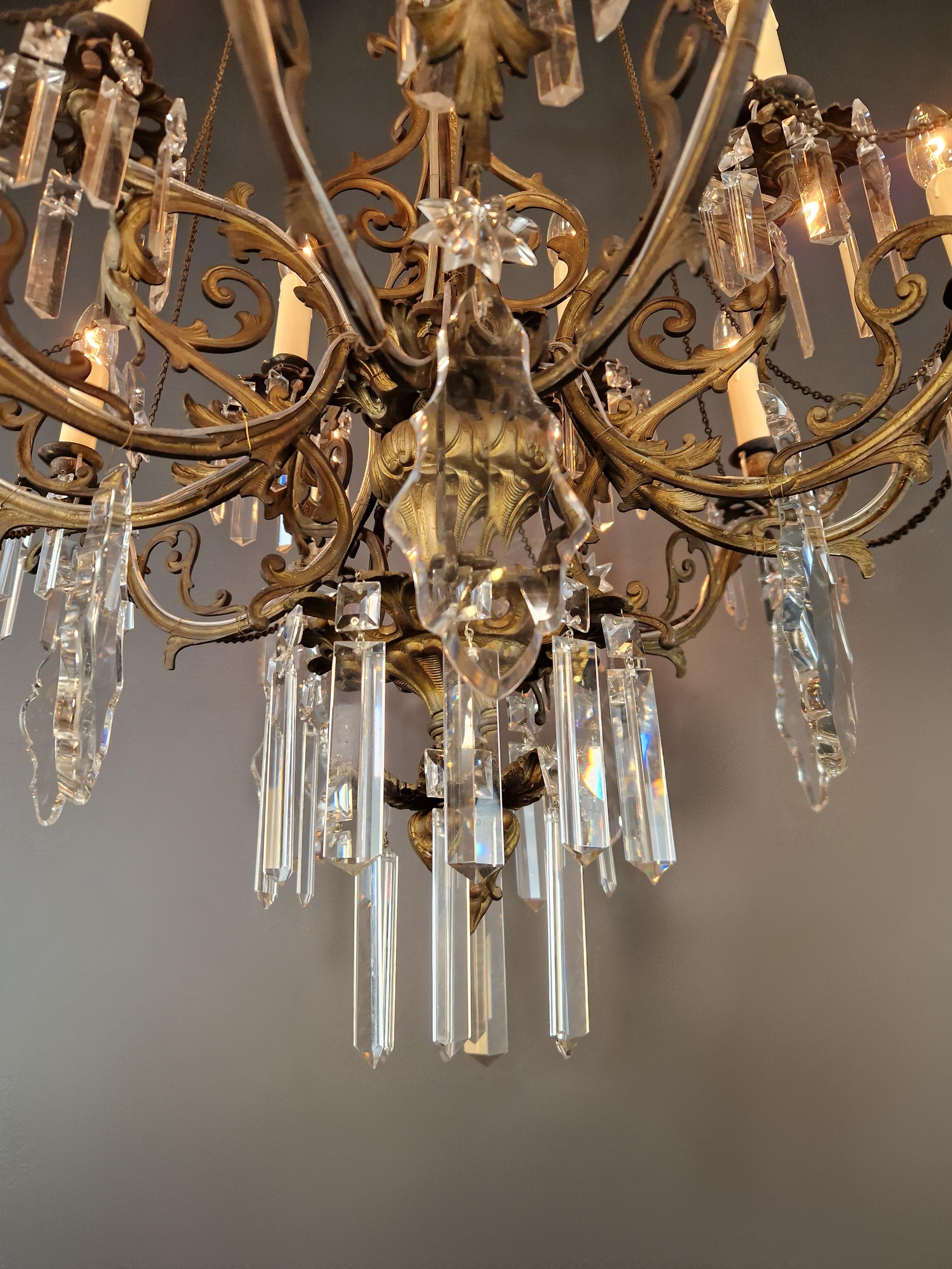 Annodato a mano Antico lampadario in ottone e cristallo Storicismo Rococò Stile Neoclassico in vendita