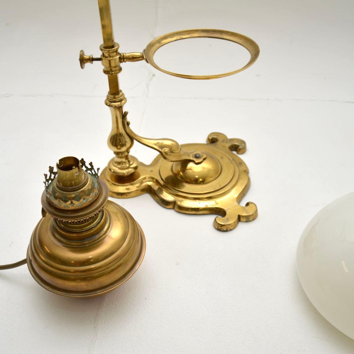 Lámpara de sobremesa/escritorio de latón antiguo y cristal en venta 1