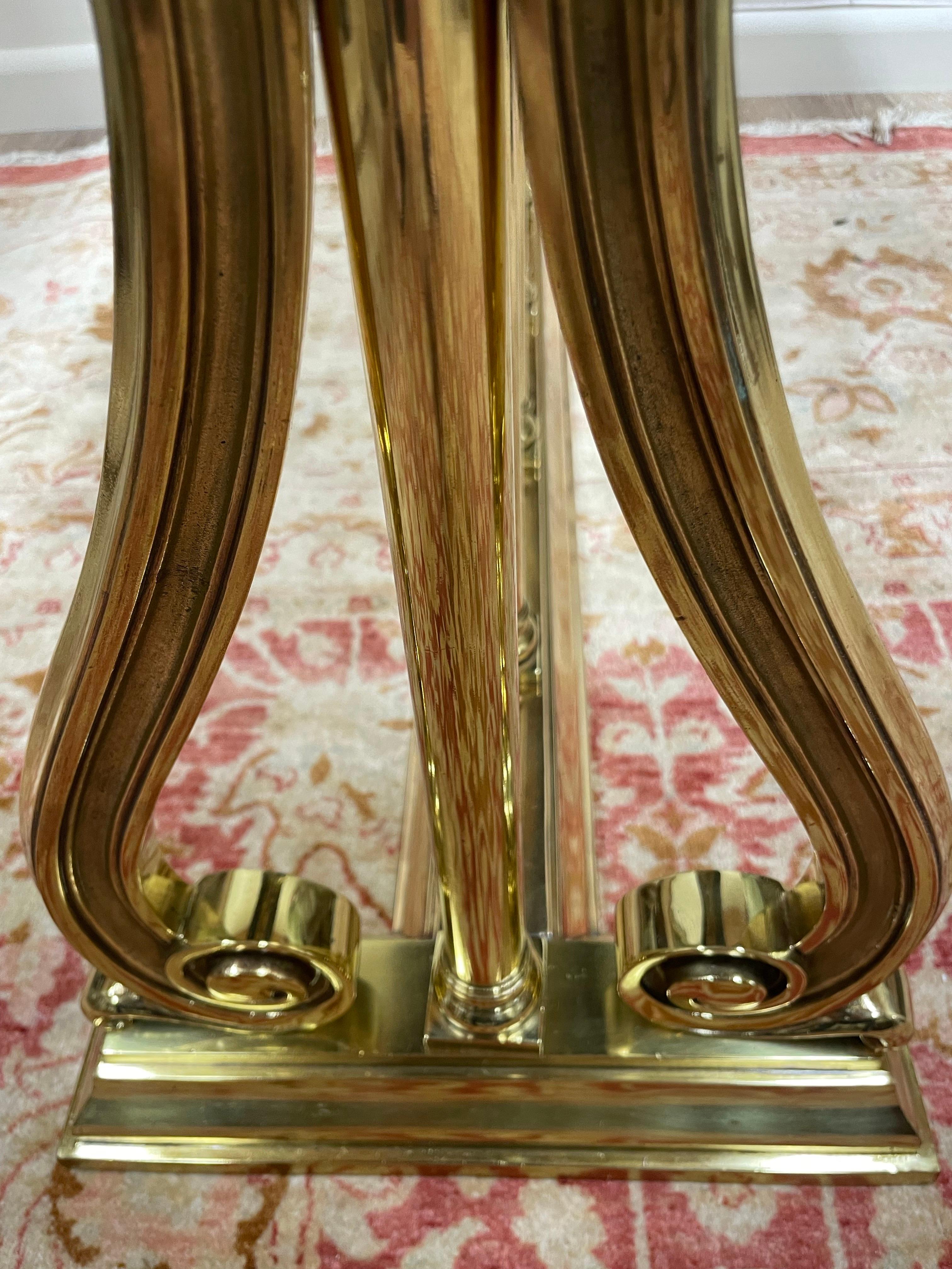 Banc de cheminée en cuir et laiton antique Bon état - En vente à West Palm Beach, FL