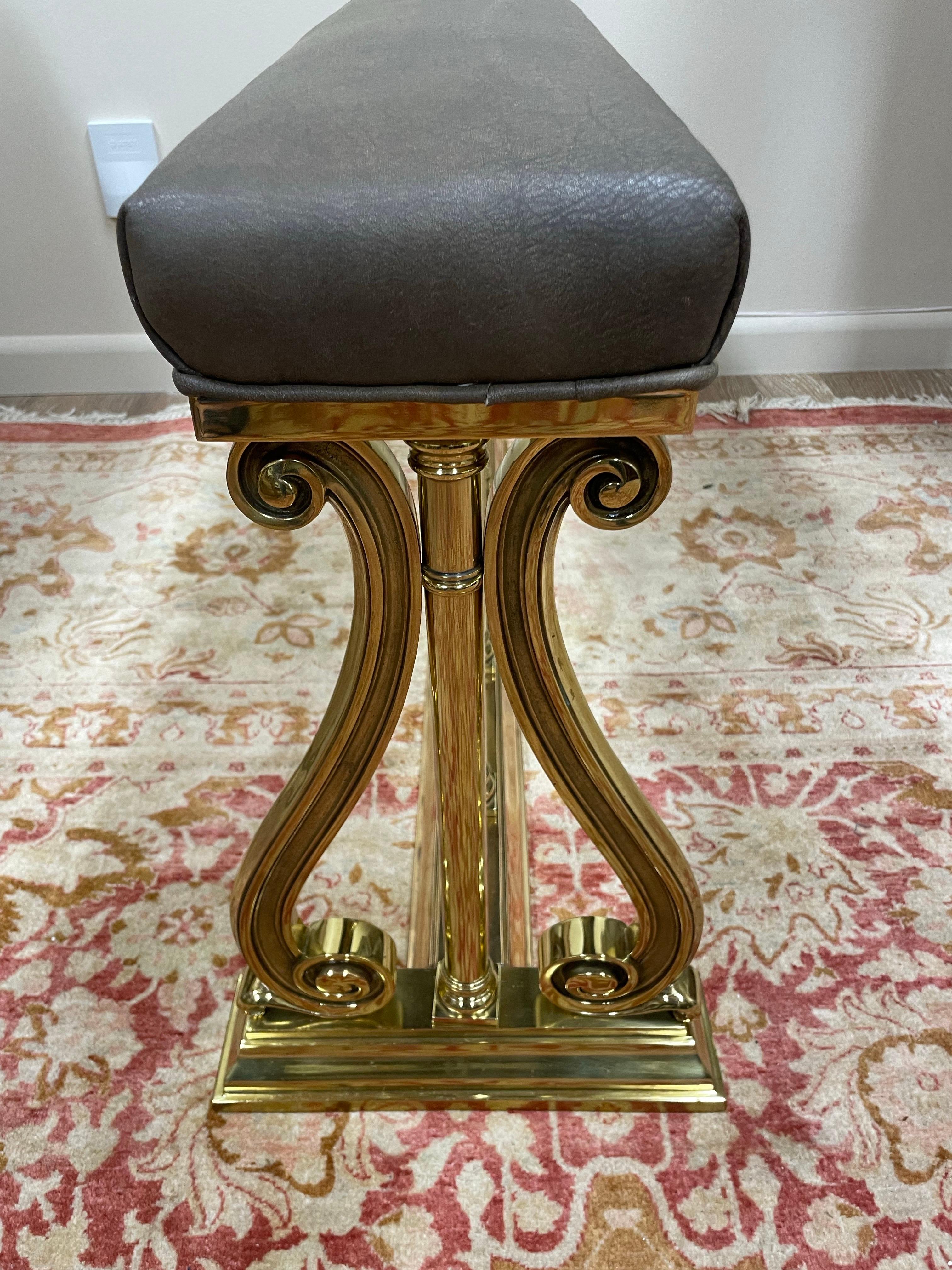 Laiton Banc de cheminée en cuir et laiton antique en vente