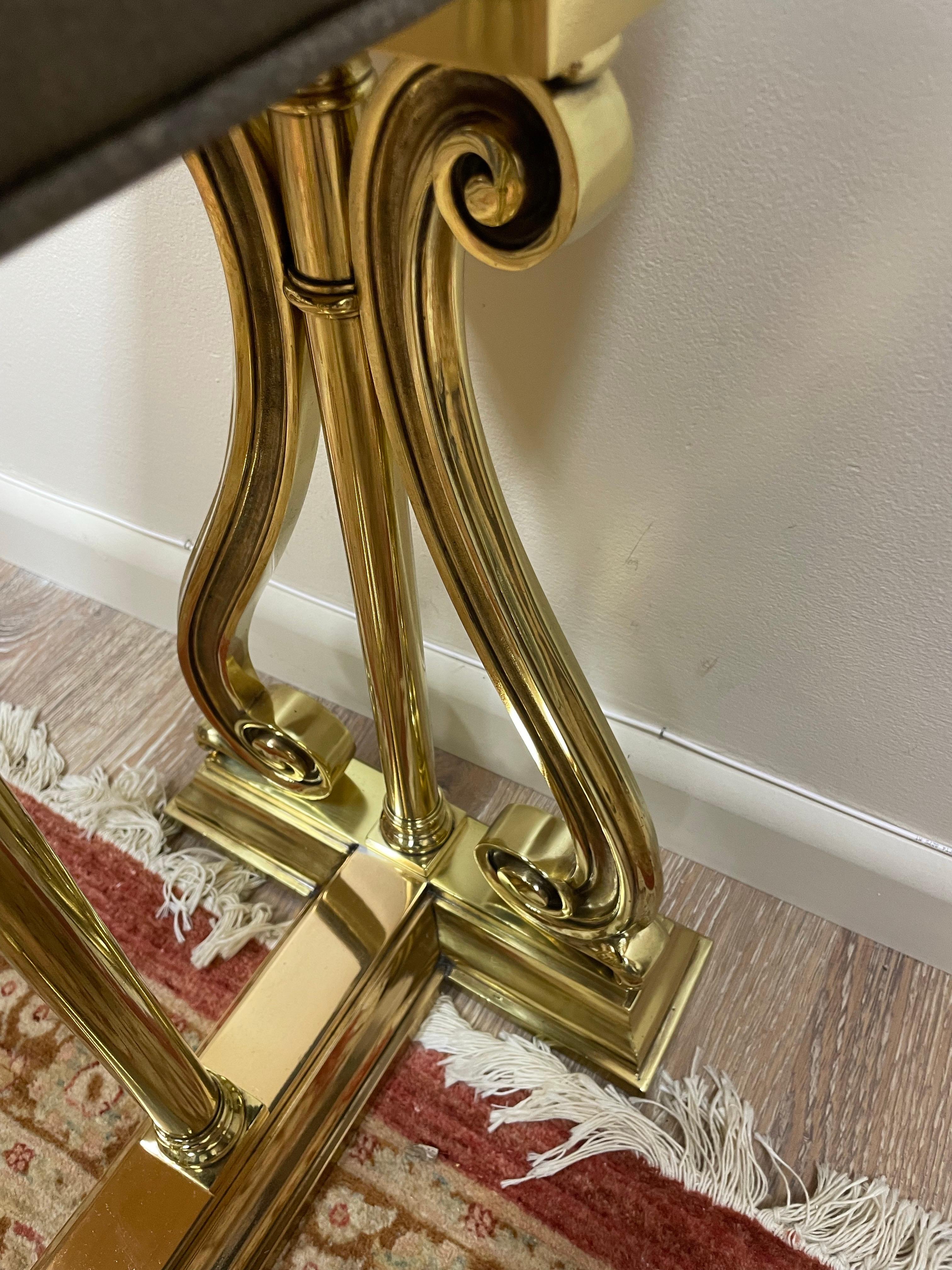 Banc de cheminée en cuir et laiton antique en vente 1