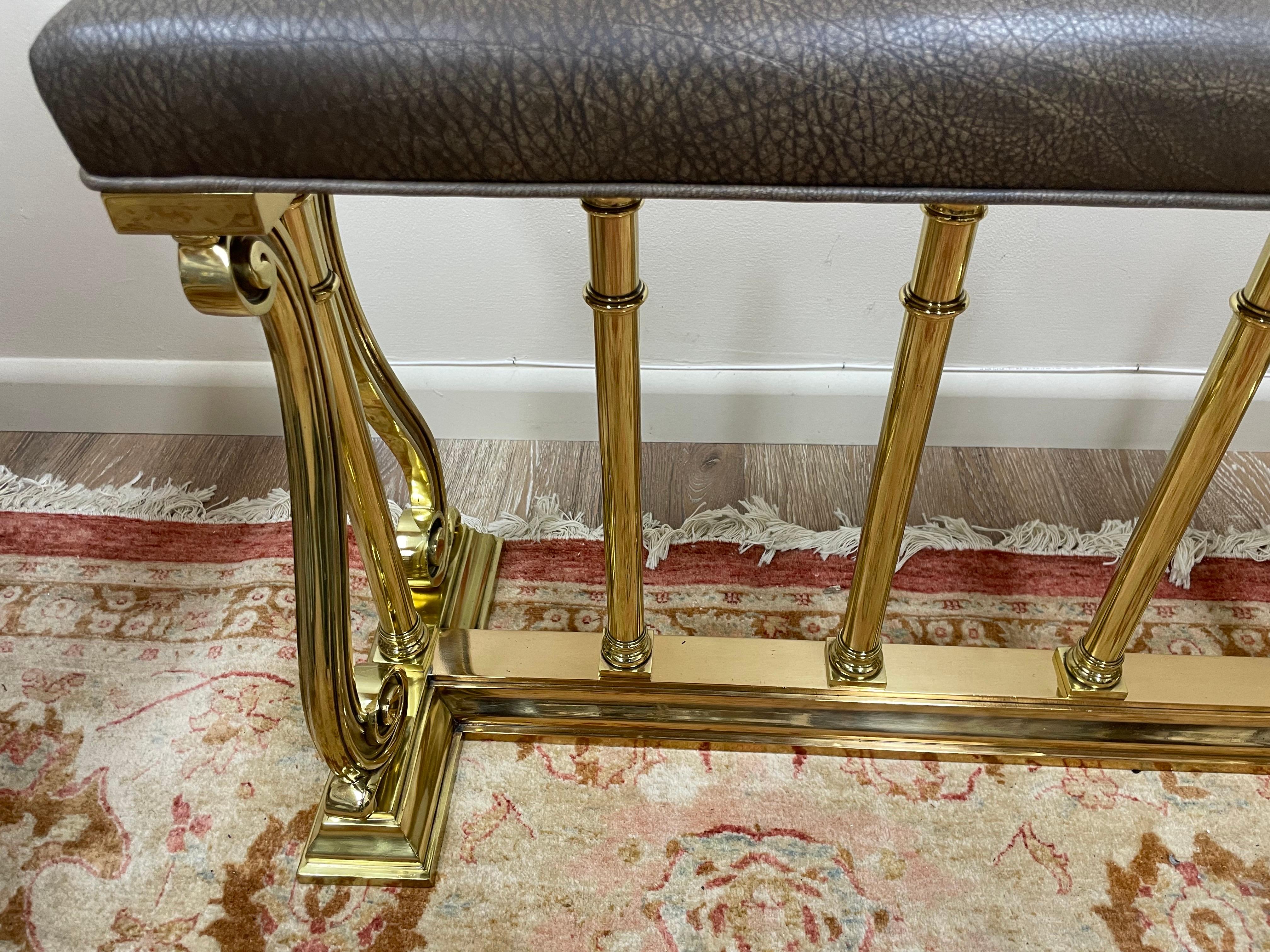 Banc de cheminée en cuir et laiton antique en vente 2