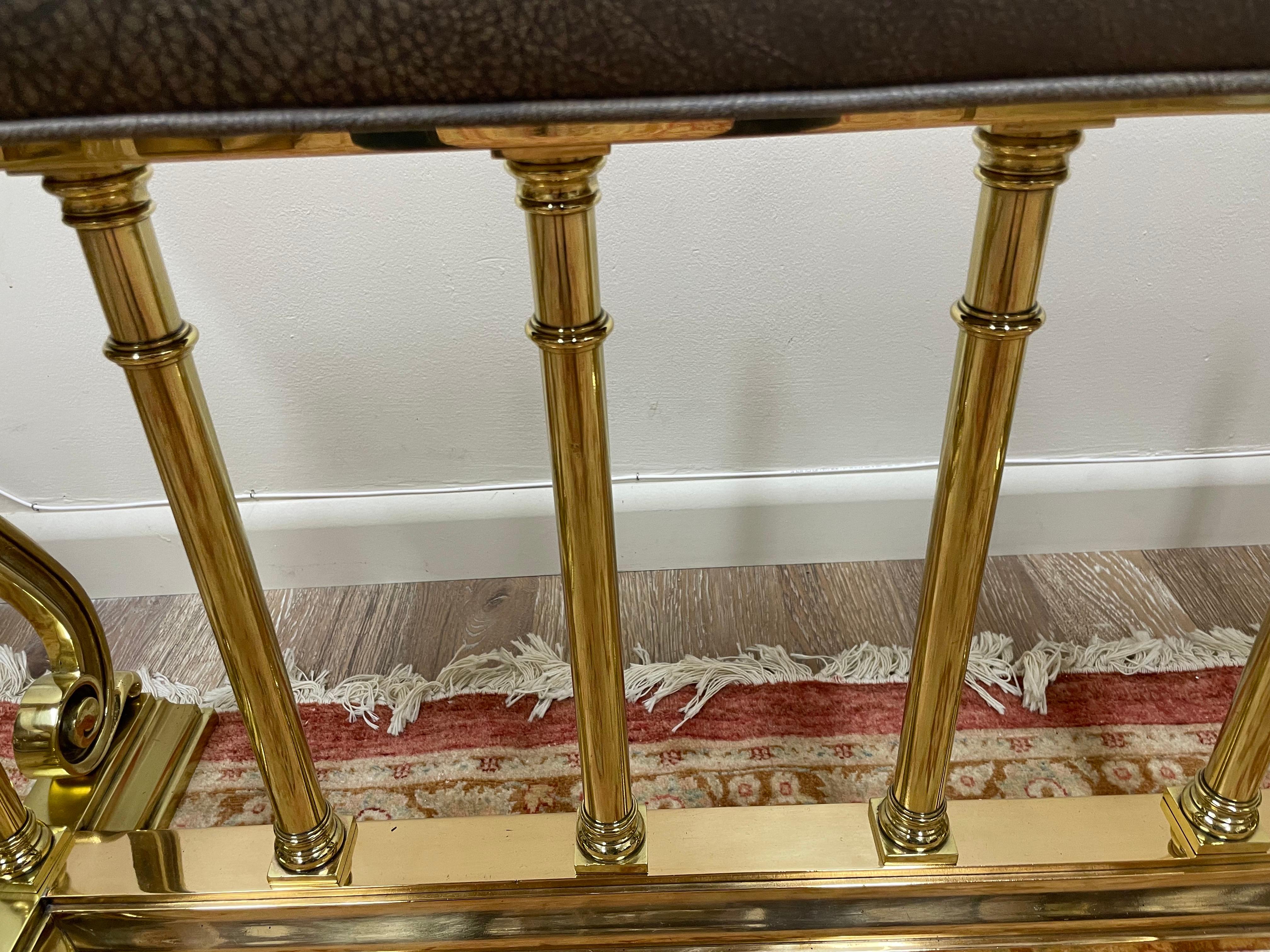 Banc de cheminée en cuir et laiton antique en vente 3