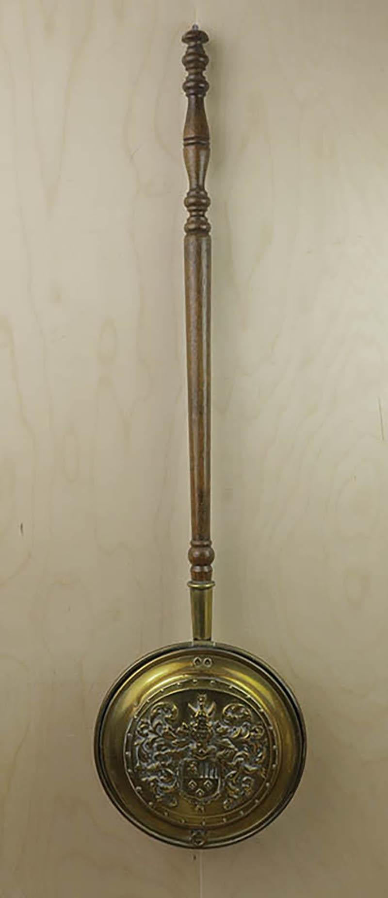 Lovely repousse brass bed warmer

Makes a great wall decoration

Turned oak handle

The connection between the handle and the brass part is slightly loose. There is absolutely no problem in hanging the piece up.

Free UK shipping

