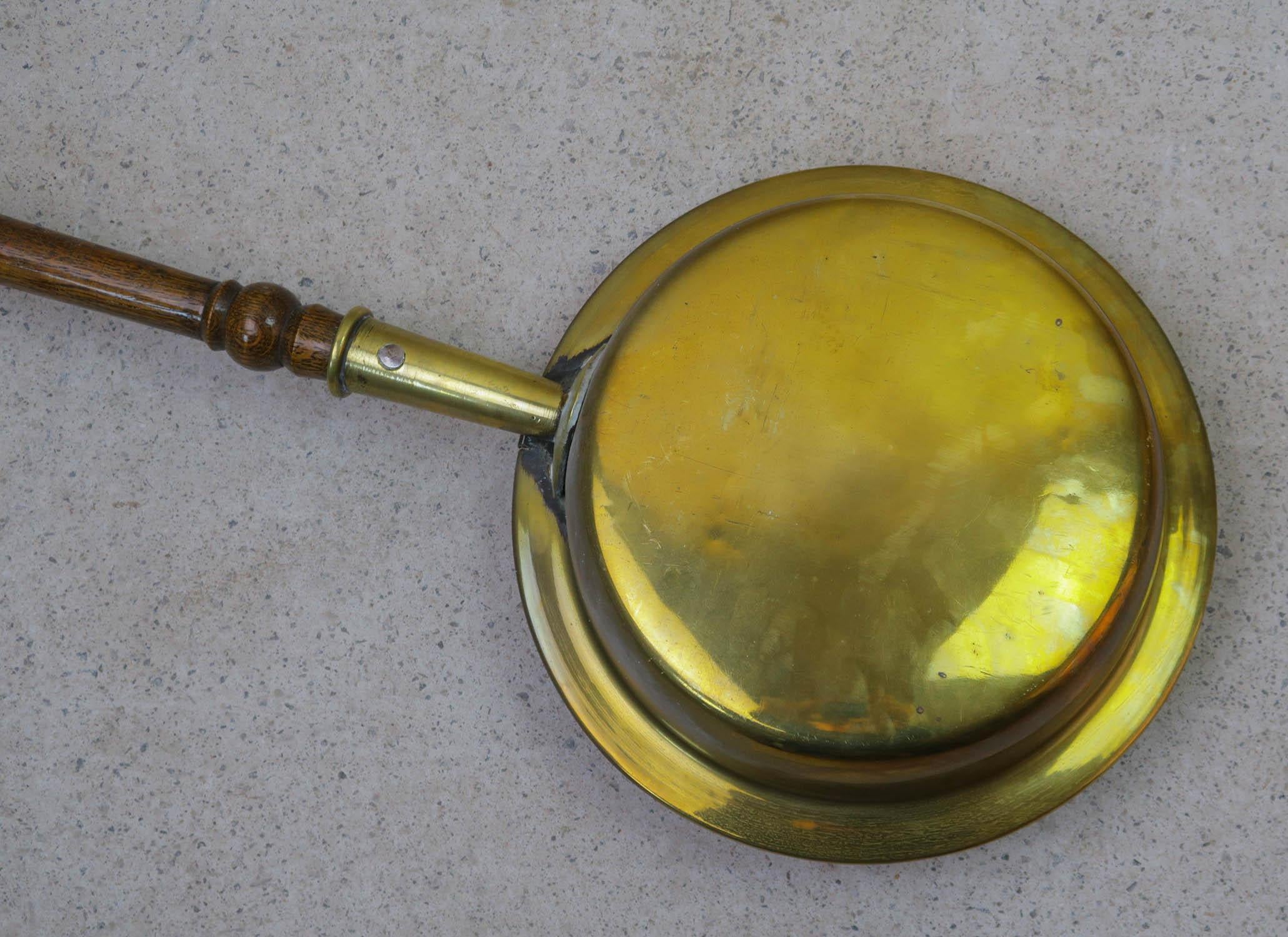 Antique Brass and Oak Bed Warmer With Repousse Armorial. English C.1900 In Good Condition In St Annes, Lancashire