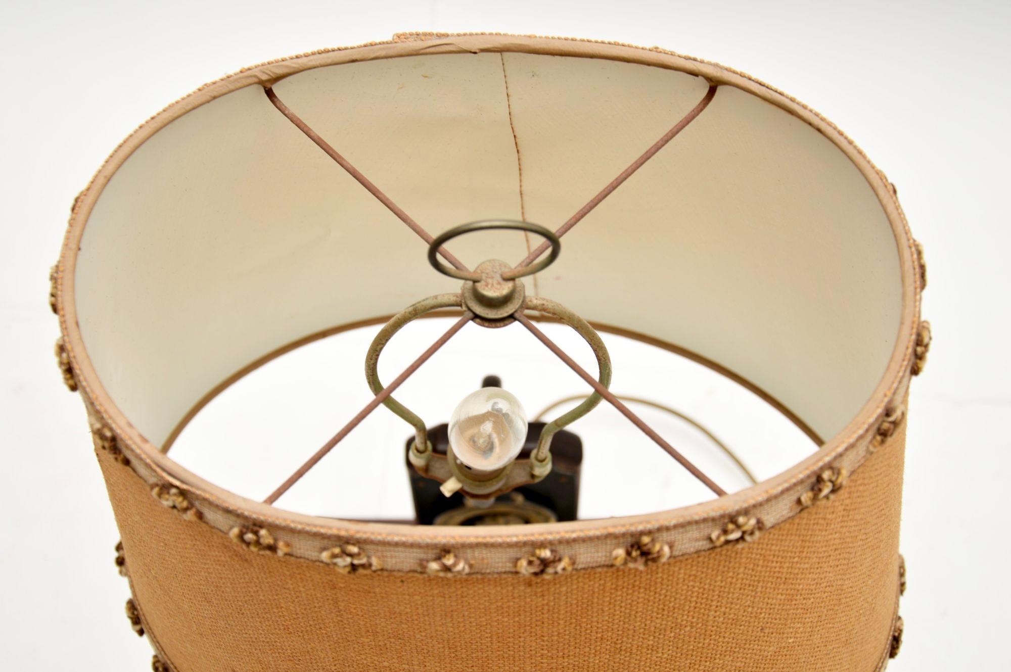 Antique Brass and Oak Equestrian Table Lamp (Frühes 20. Jahrhundert) im Angebot