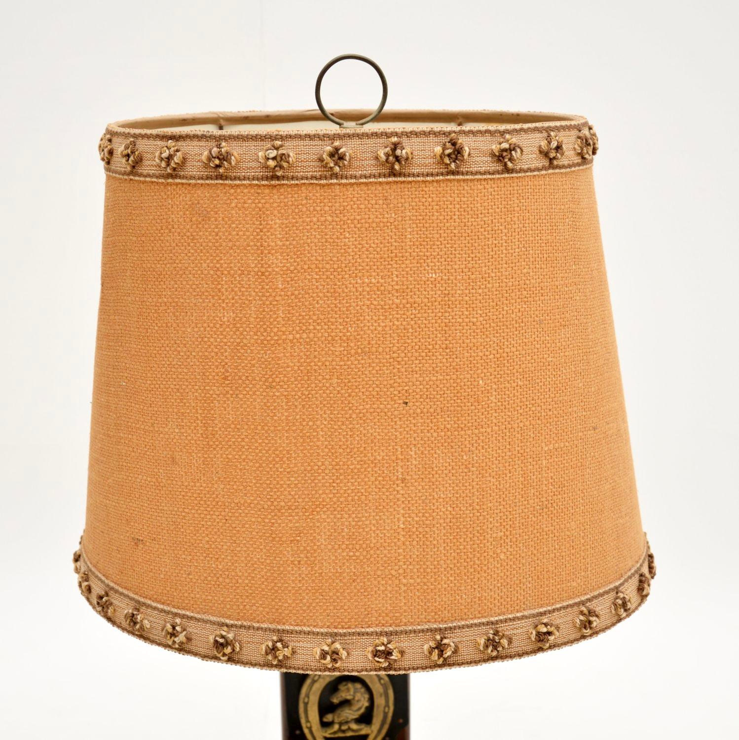 Antique Brass and Oak Equestrian Table Lamp (Messing) im Angebot