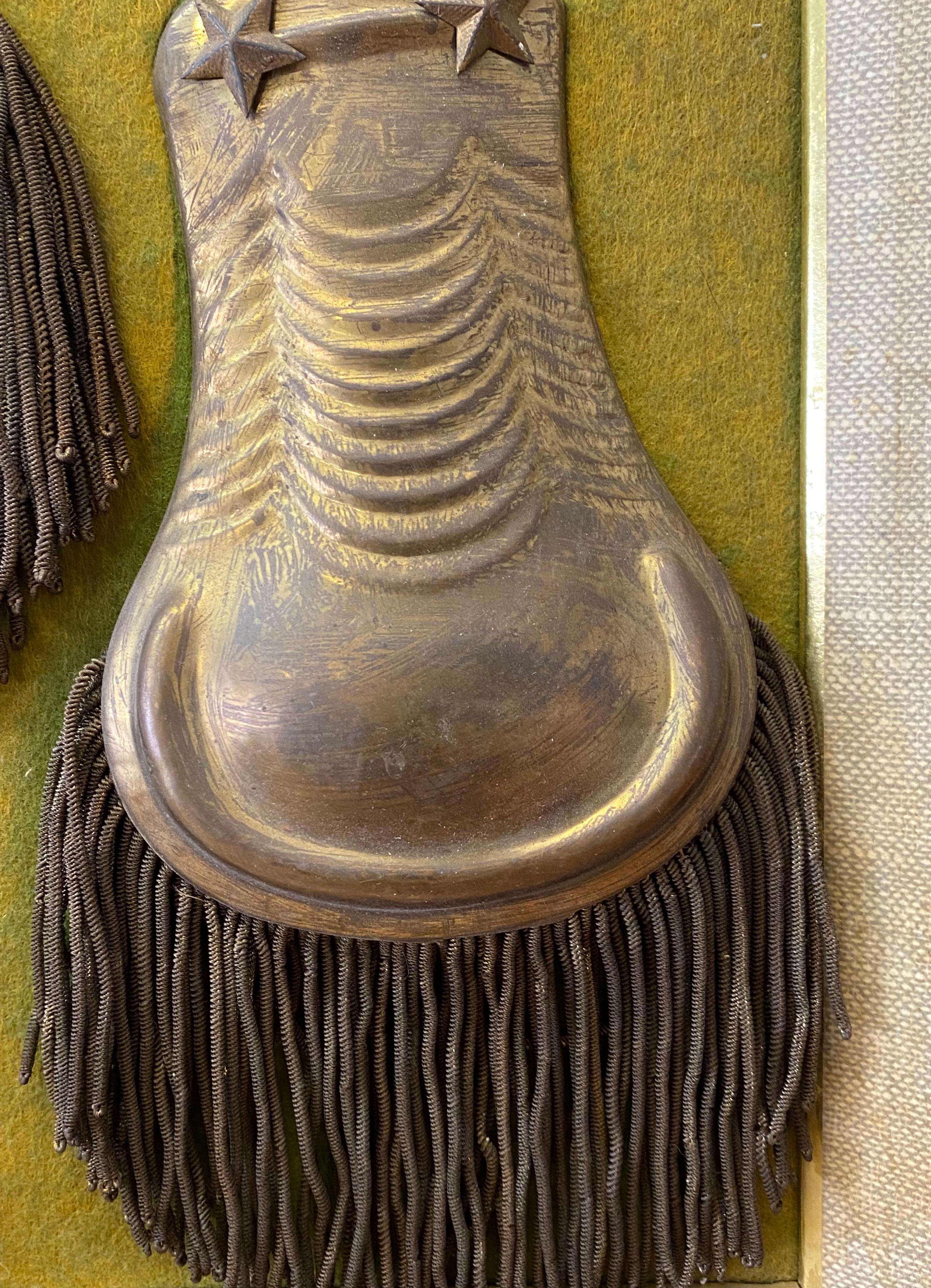 Fait main Anciennes écailles militaires à épaules en laiton et pampilles avec épingles d'artillerie du 78e champ en vente