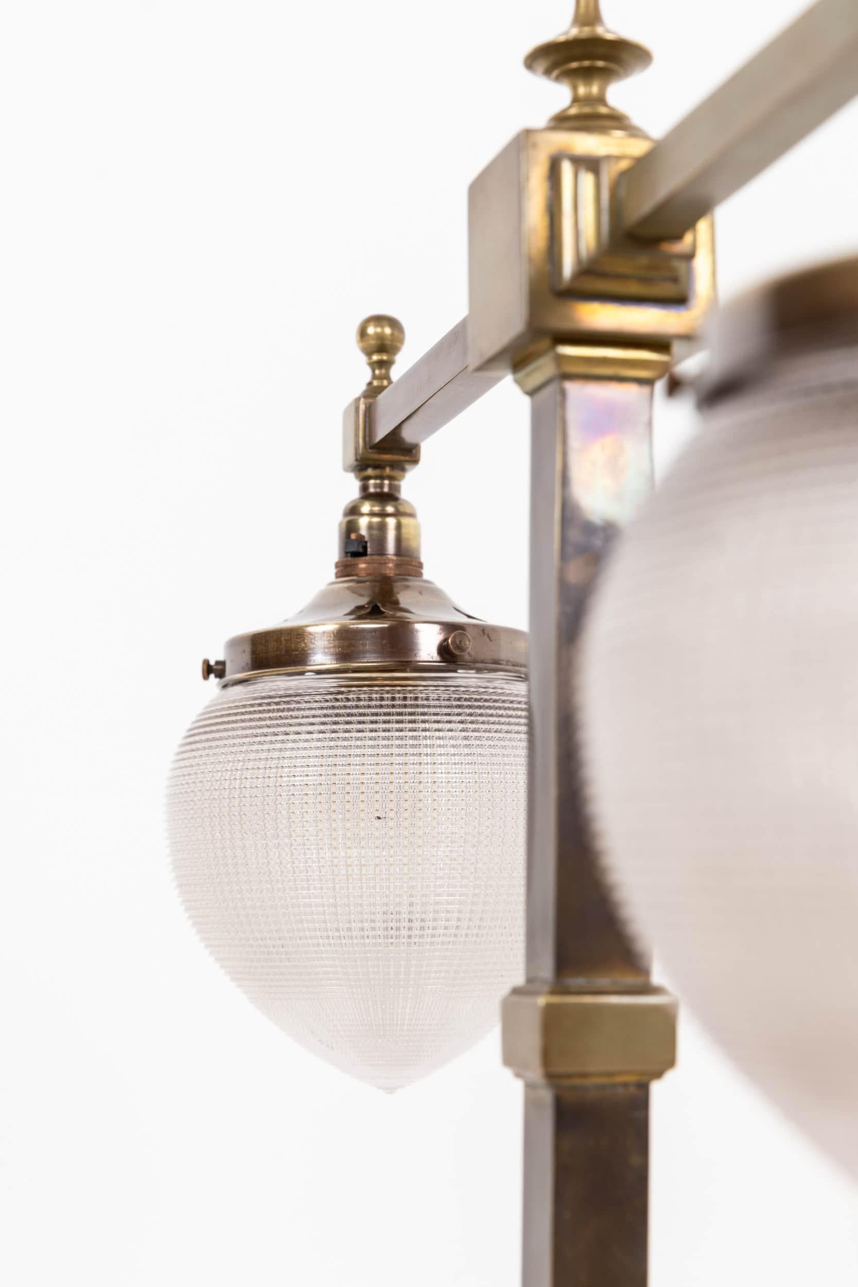 Anglais Lampe de bureau de table en laiton Art Deco GEC / verre Holophane, c.1920 en vente