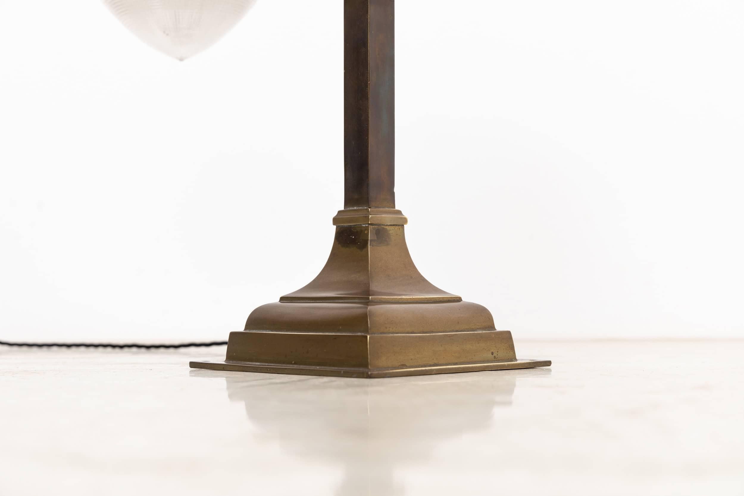 20ième siècle Lampe de bureau de table en laiton Art Deco GEC / verre Holophane, c.1920 en vente