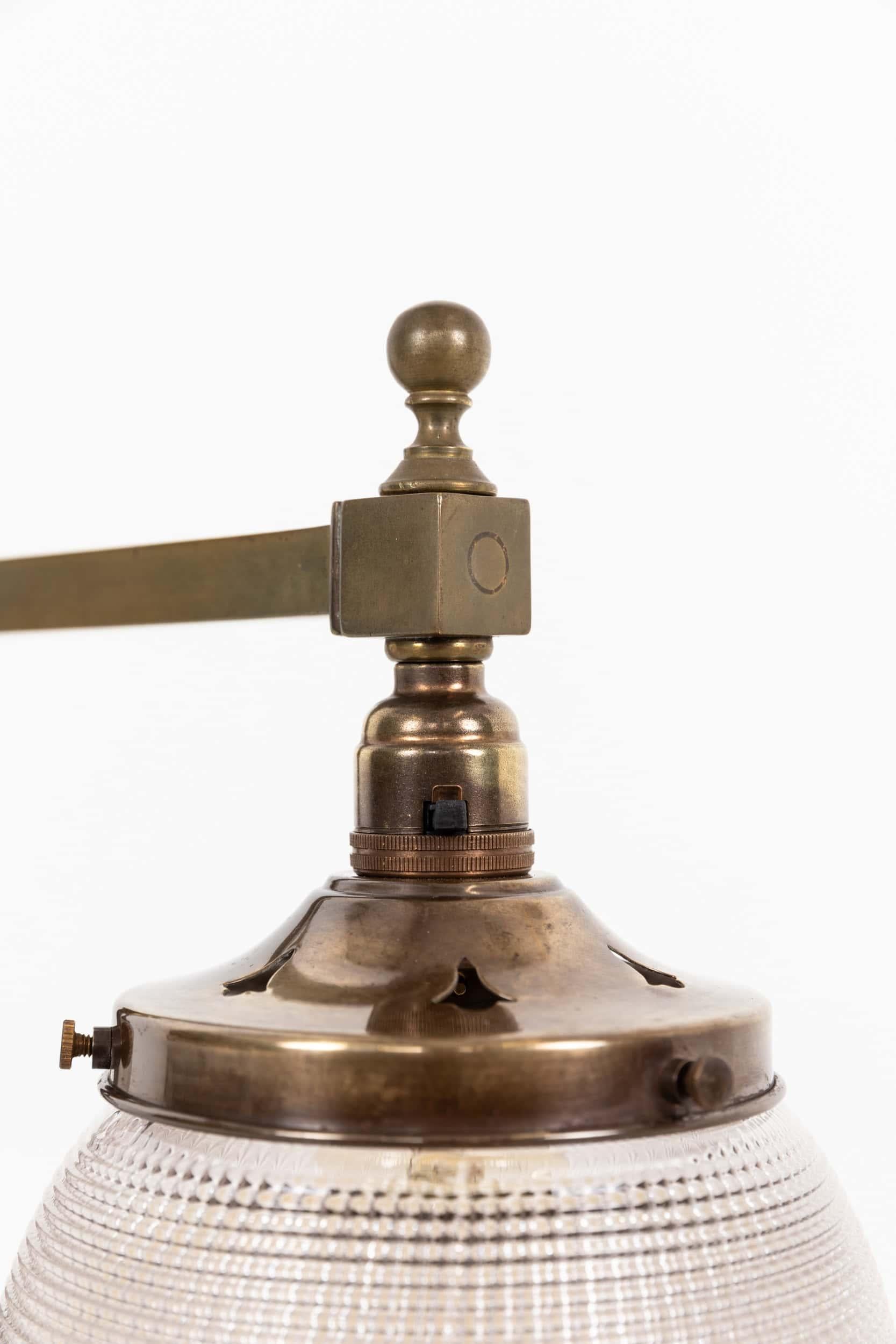 Laiton Lampe de bureau de table en laiton Art Deco GEC / verre Holophane, c.1920 en vente