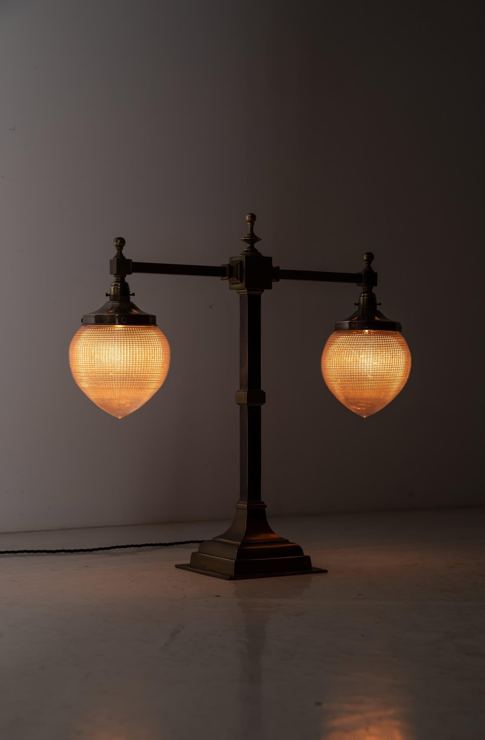 Lampe de bureau de table en laiton Art Deco GEC / verre Holophane, c.1920 en vente 1