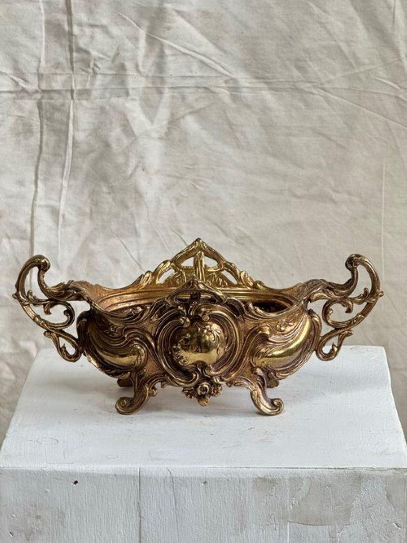 Francese Antica ciotola con piede in ottone Art Nouveau Jardiniere Rococò in vendita