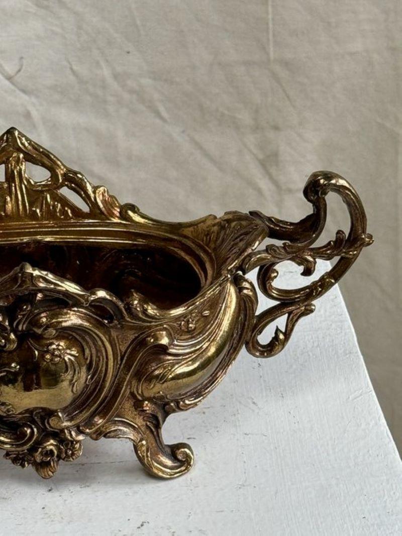 XIX secolo Antica ciotola con piede in ottone Art Nouveau Jardiniere Rococò in vendita