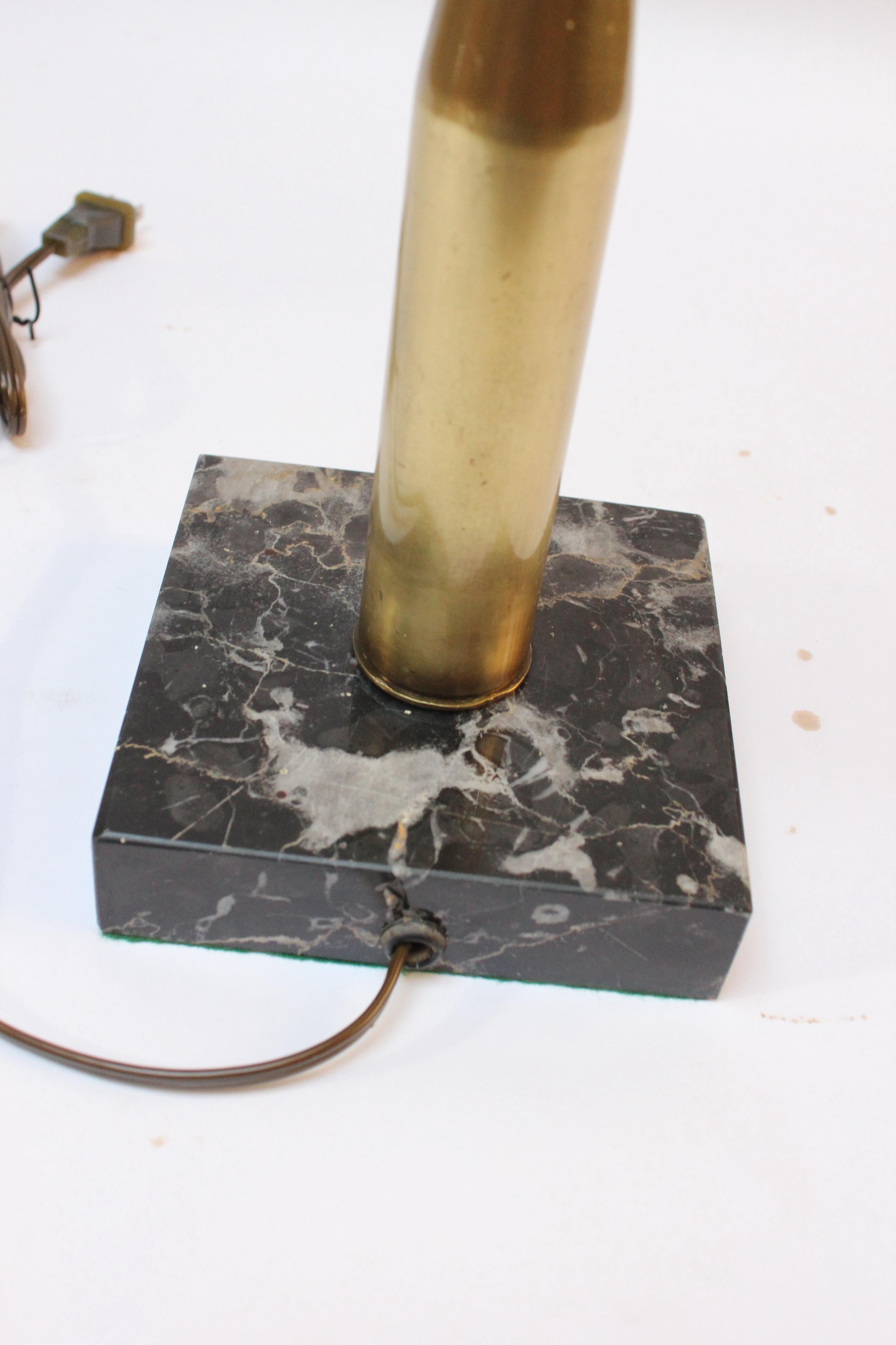 Antike Artillery-Trench-Art-Tischlampe aus Messing mit doppelter Muschel auf schwarzem Marmorsockel im Angebot 14