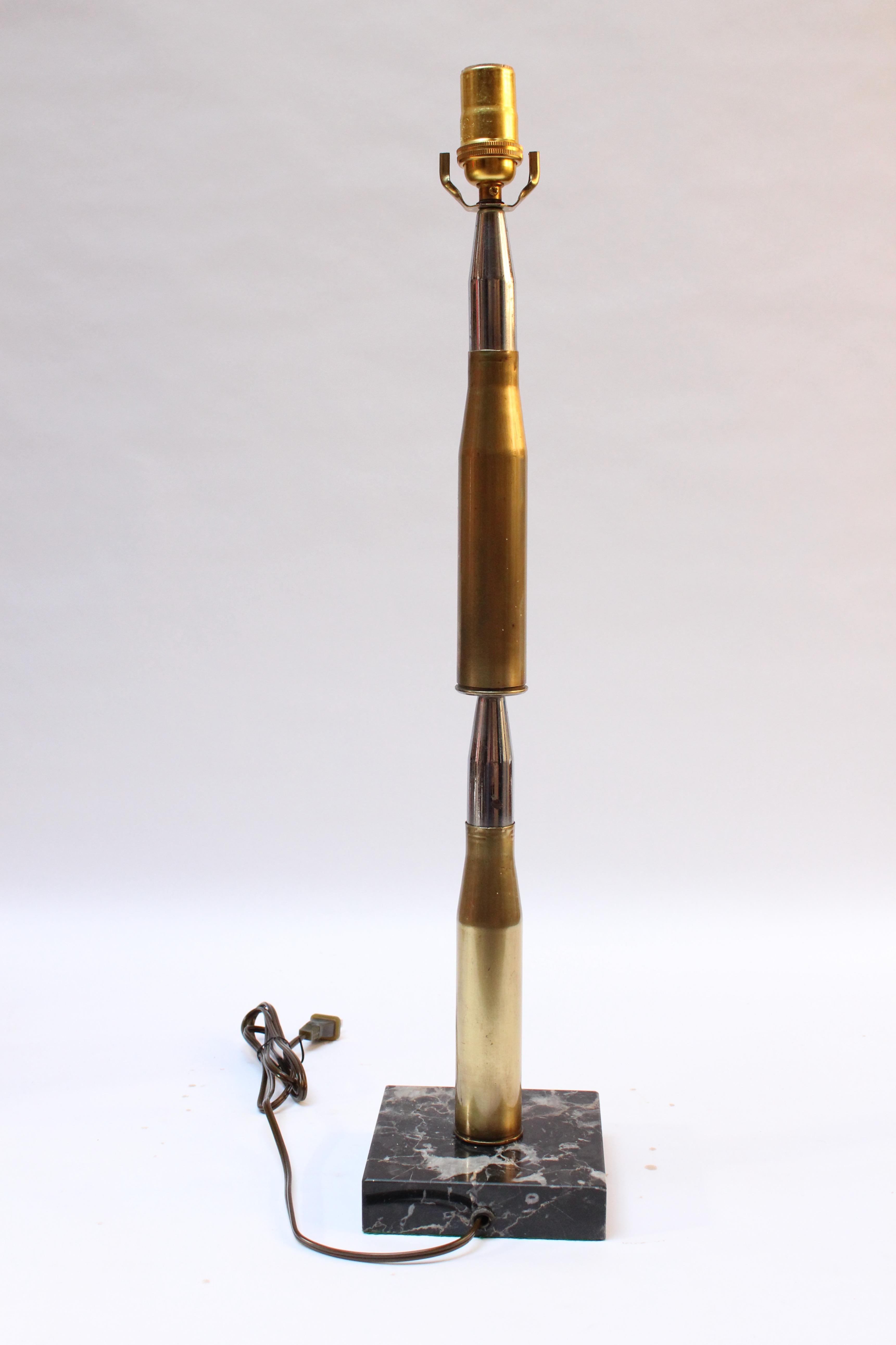 Antike Artillery-Trench-Art-Tischlampe aus Messing mit doppelter Muschel auf schwarzem Marmorsockel (Maschinenzeitalter) im Angebot