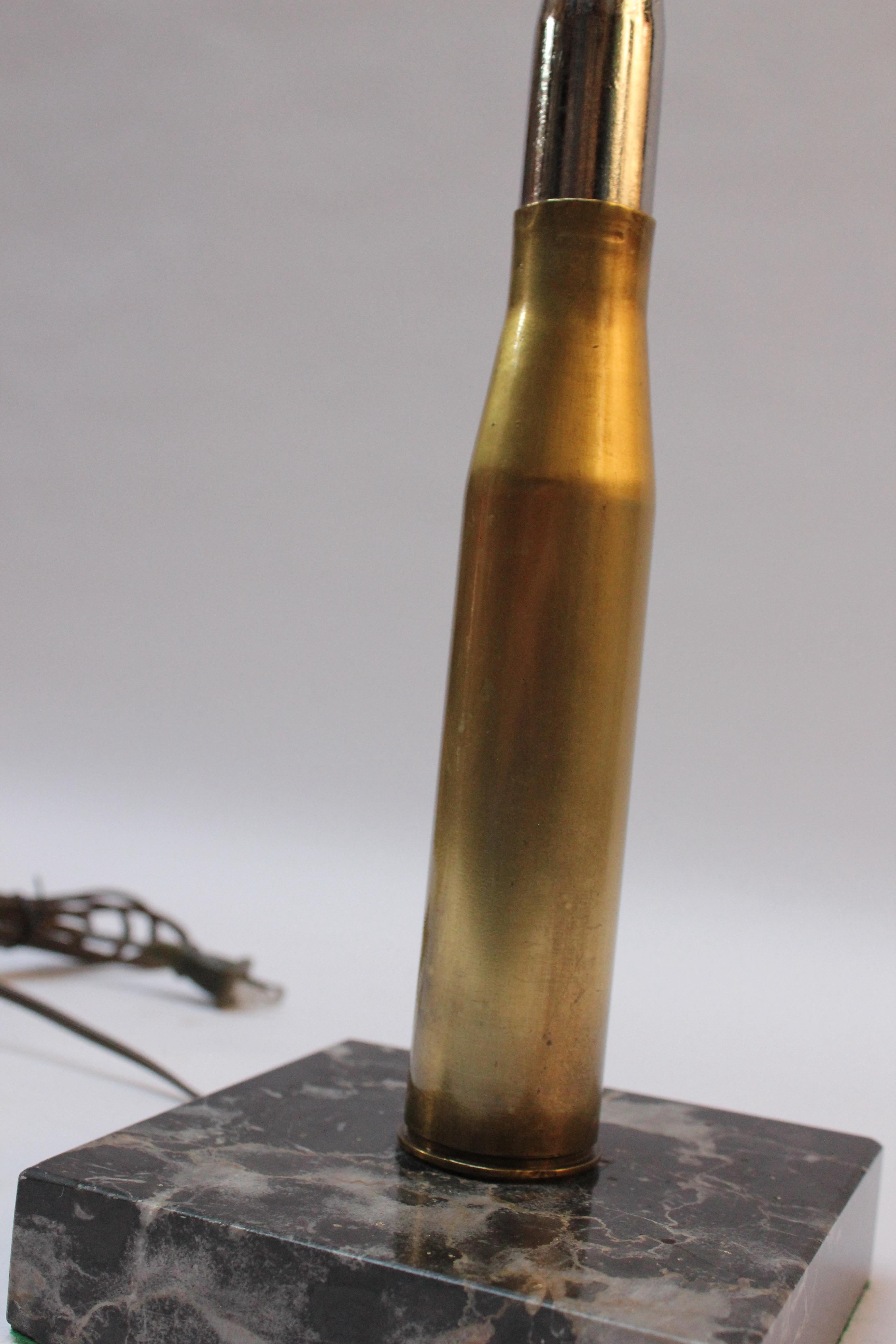 Antike Artillery-Trench-Art-Tischlampe aus Messing mit doppelter Muschel auf schwarzem Marmorsockel im Angebot 2