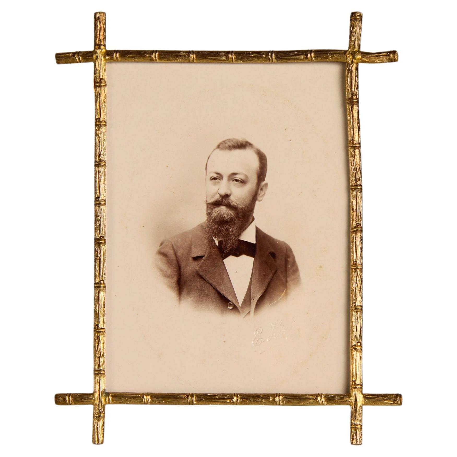 Marco antiguo de latón y bambú, Francia, década de 1880, 10 x 14 cm
