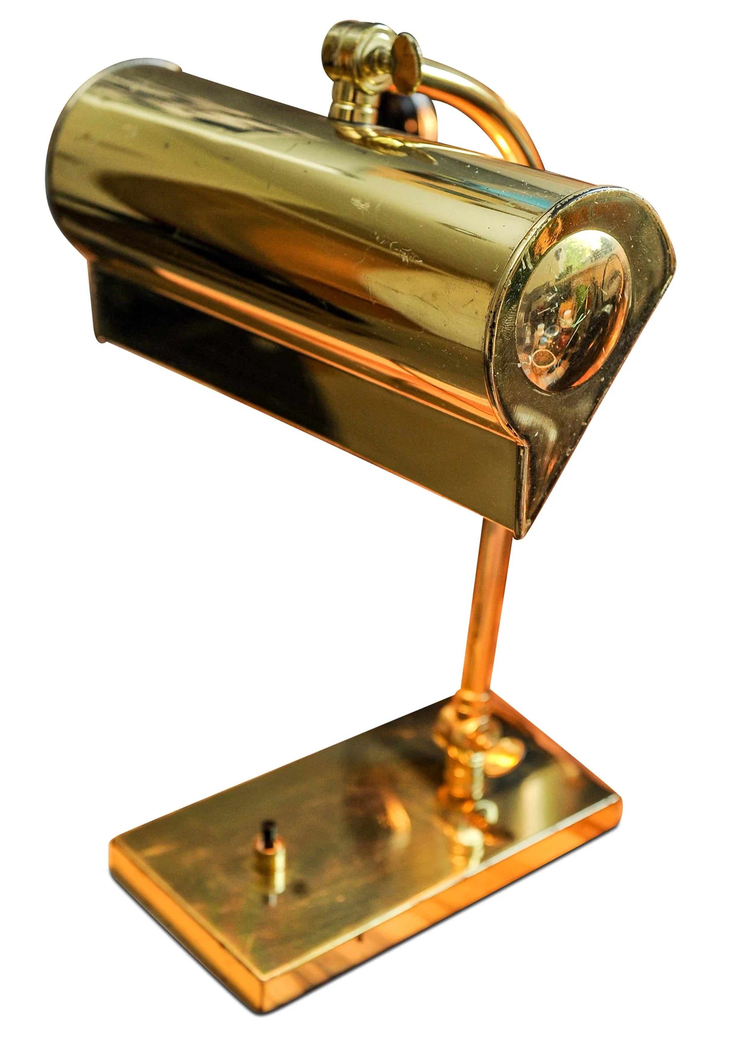 Art déco Lampe de banquier en laiton antique avec abat-jour pivotant en laiton et interrupteur de bureau ébénisé en vente