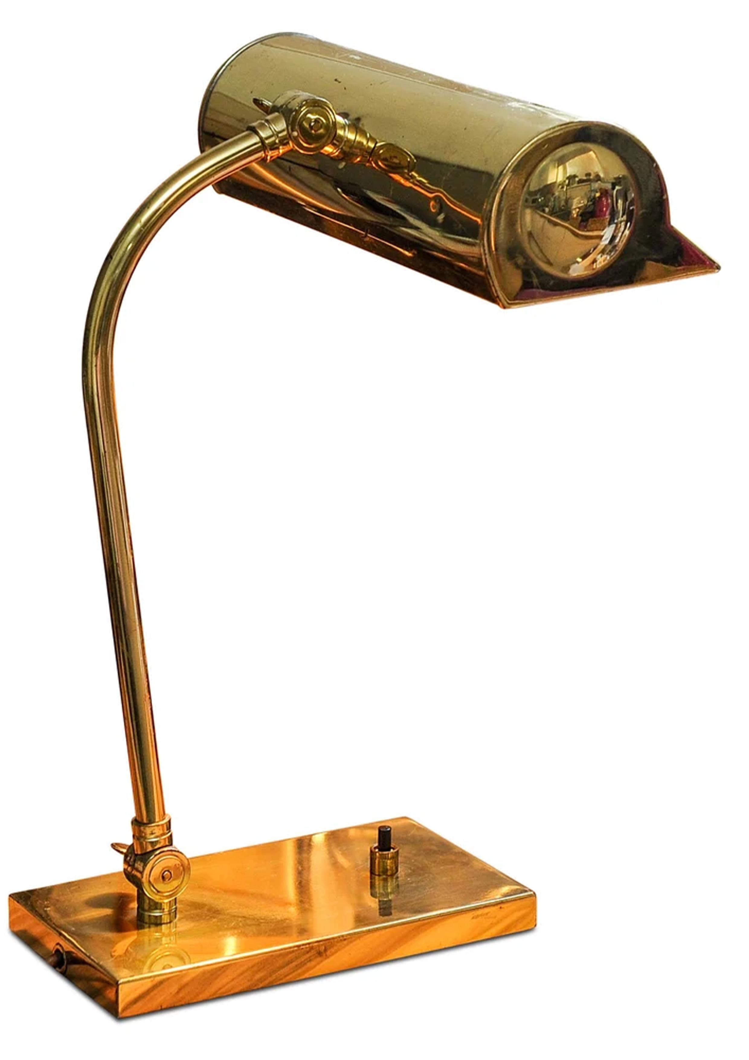 Britannique Lampe de banquier en laiton antique avec abat-jour pivotant en laiton et interrupteur de bureau ébénisé en vente