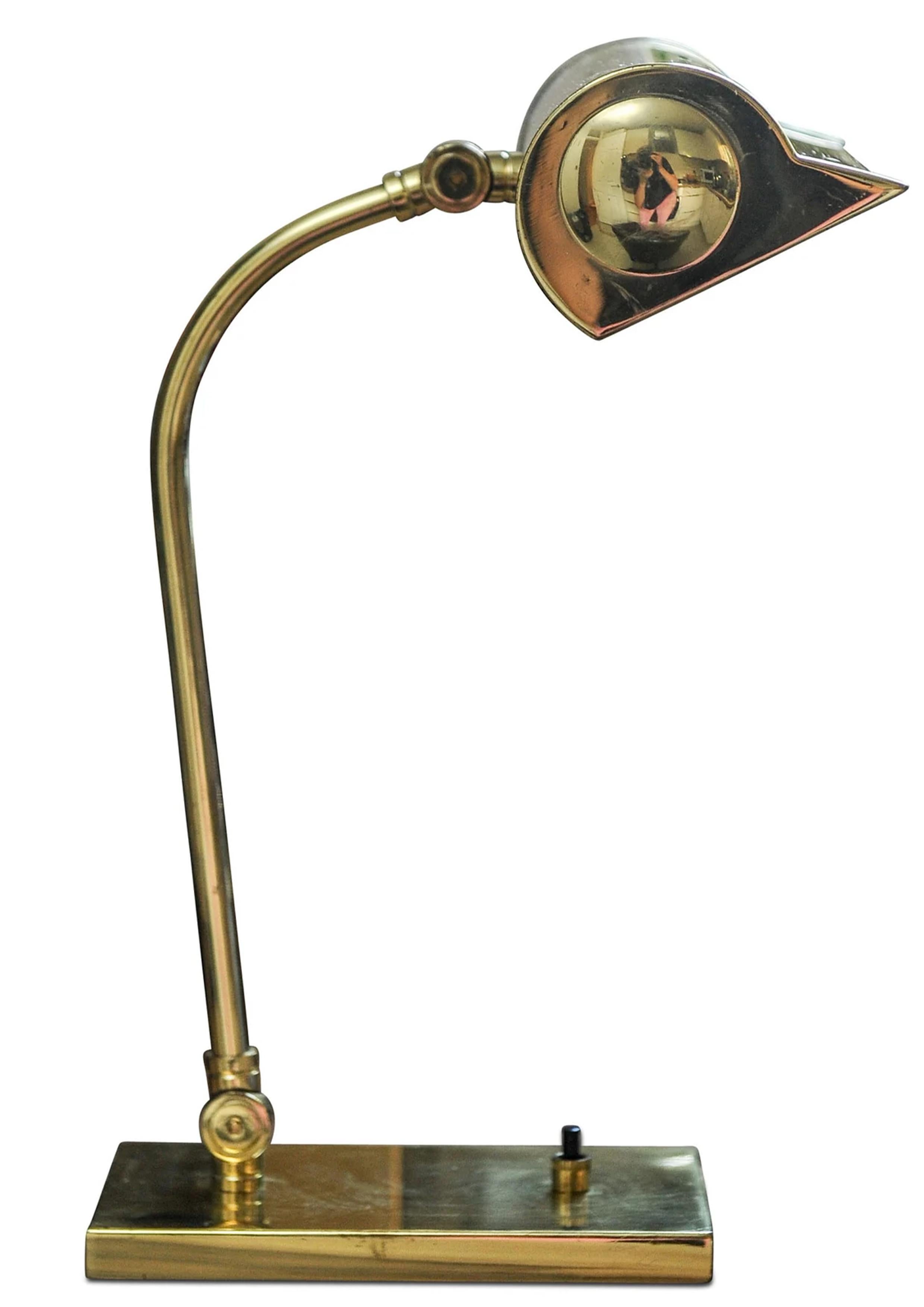 Lampe de banquier en laiton antique avec abat-jour pivotant en laiton et interrupteur de bureau ébénisé Bon état - En vente à High Wycombe, GB