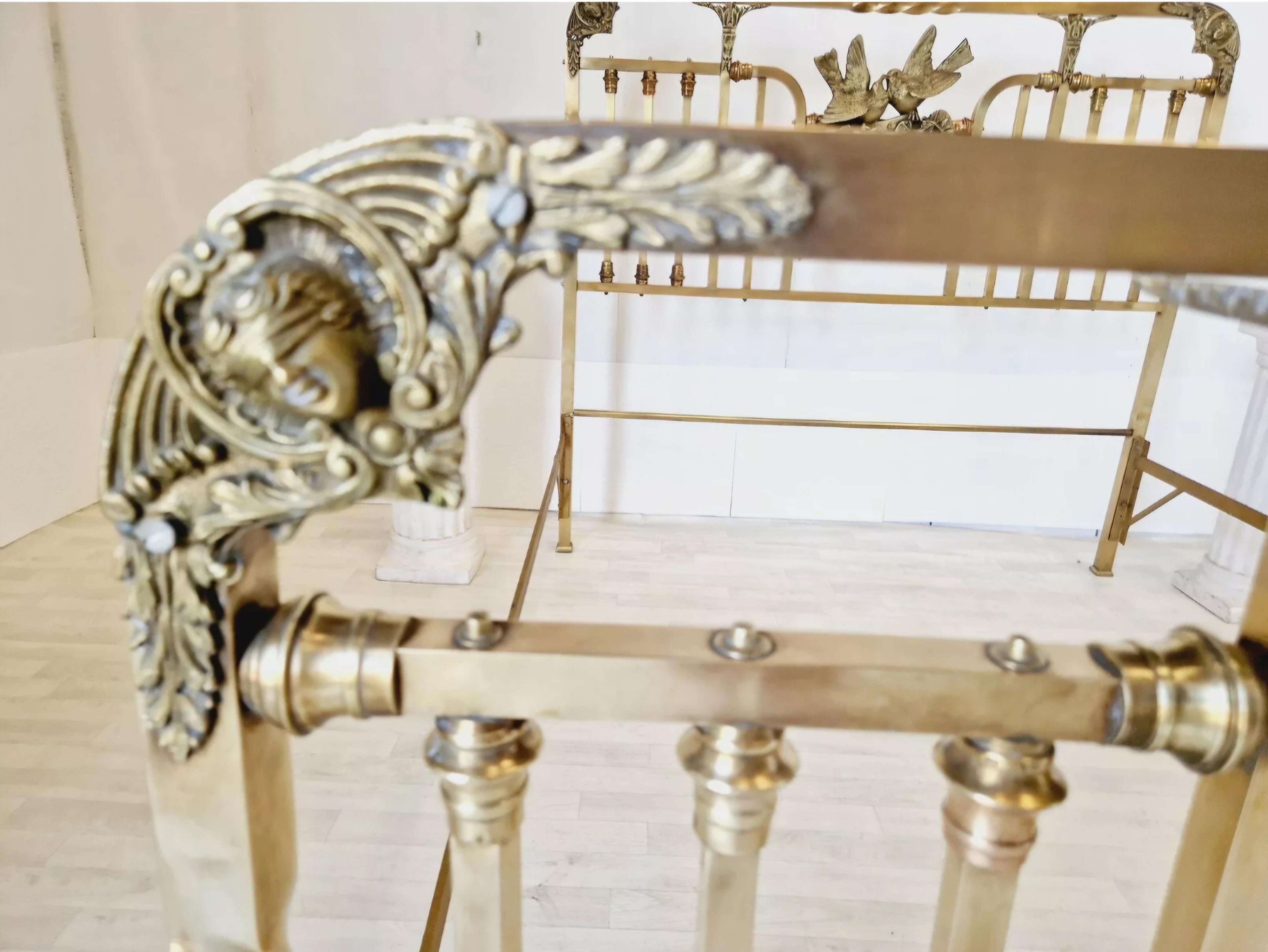 
Nous sommes ravis de proposer à la vente ce superbe lit en laiton Eros Liberty.

Ce lit italien antique en laiton, datant de la période de l'Arte Antiques, offre un fabuleux style Art Nouveau avec son design complexe et son étonnante couleur