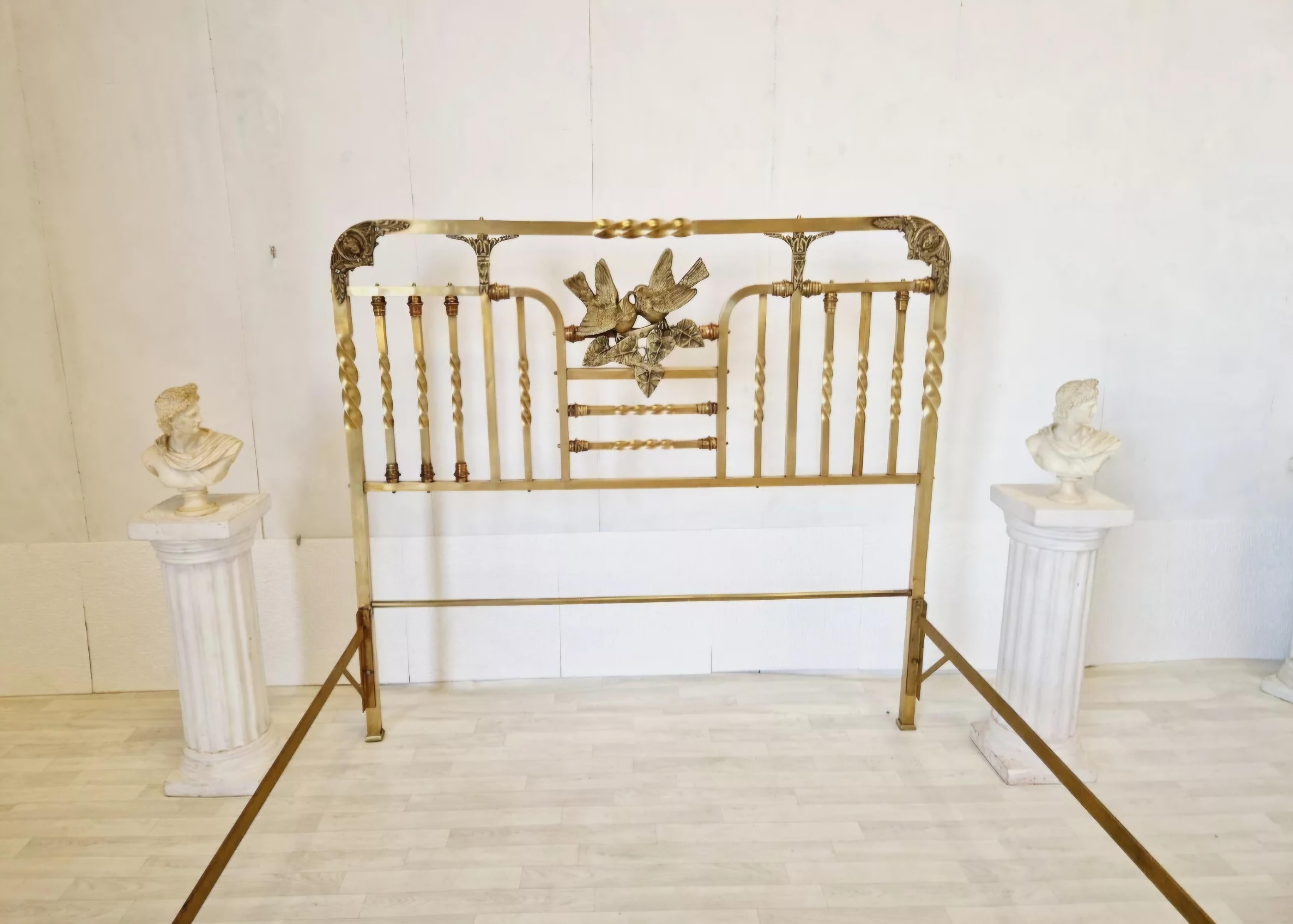 Sculpté à la main Lit en laiton ancien d'époque Art nouveau italien en vente