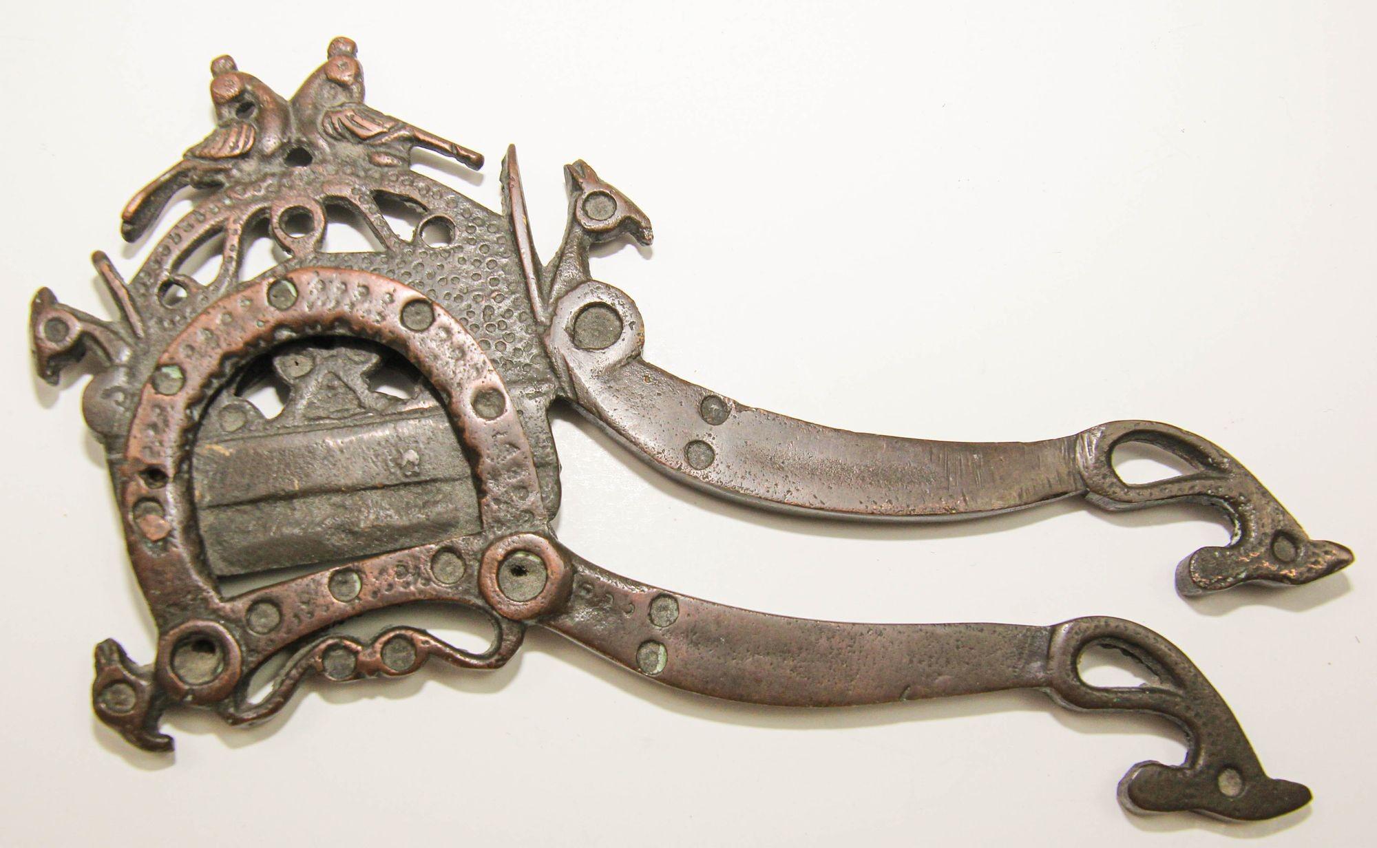 Antiguo Cortador de Nuez de Betel de Latón de la India Artefacto Mogol Asiático de Colección Arte popular en venta