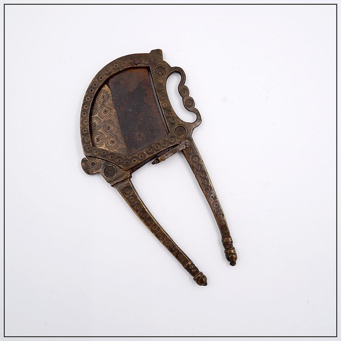 Antique Brass Betel Nut Cutter with chiseled decoration - India 19th en vente 2