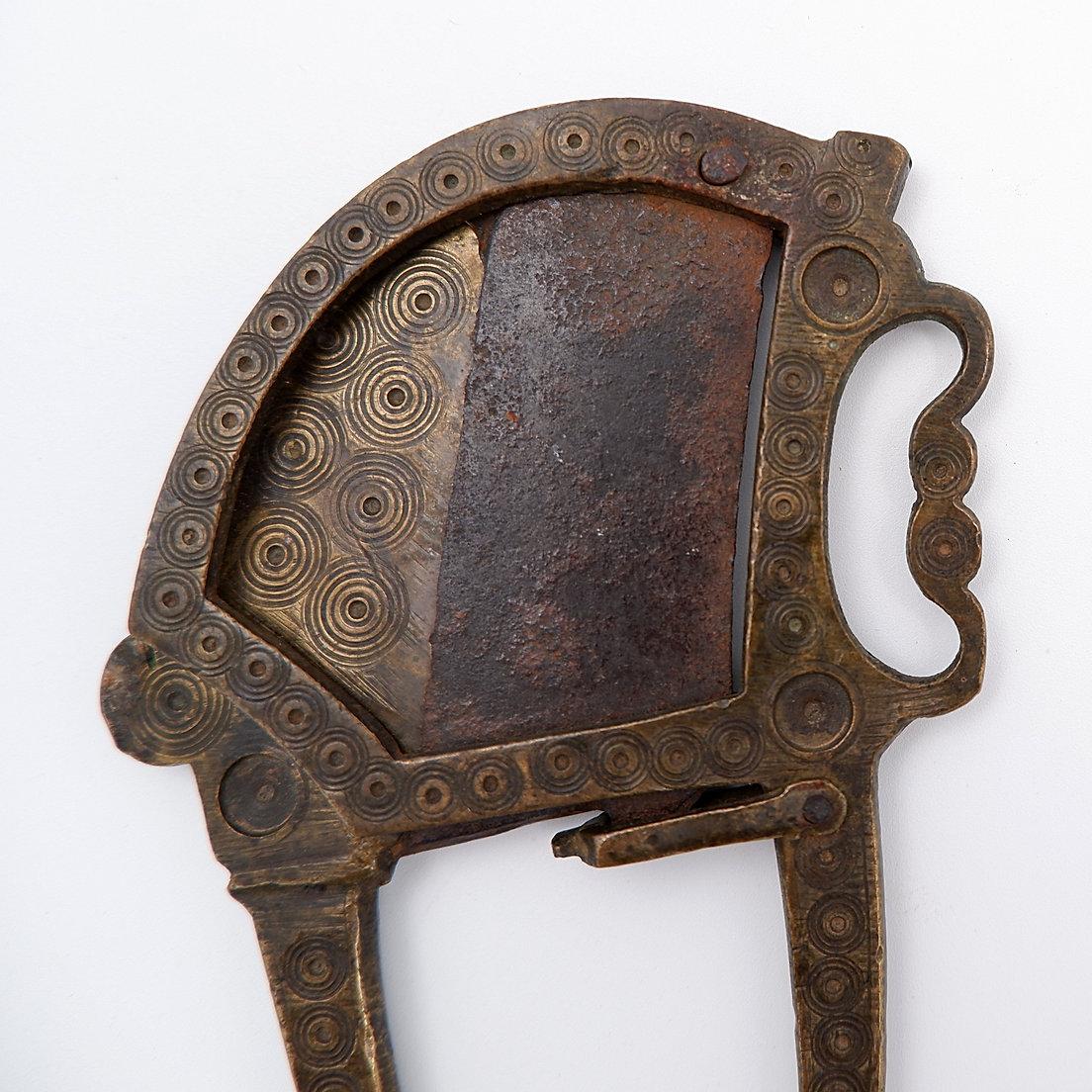 Antique Brass Betel Nut Cutter with chiseled decoration - India 19th en vente 3