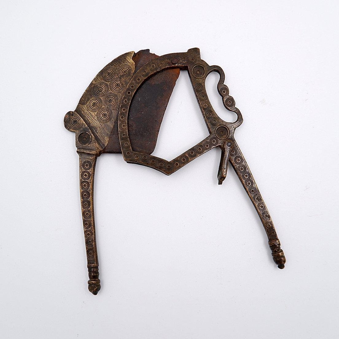 Coupe-noix de bétel ancien en laiton avec décor ciselé - Inde 19e siècle
Antiquité - Décoration asiatique
Mesures : 8cmx15cm 
Cuillère à noix de bétel ancienne d'Inde, artefact asiatique de collection
Cet excellent objet d'art indien, en laiton