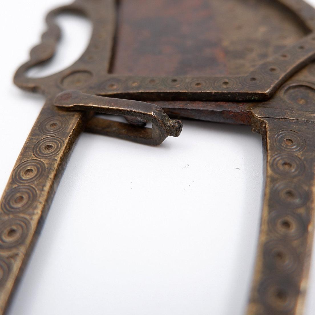 Artisanat Antique Brass Betel Nut Cutter with chiseled decoration - India 19th en vente