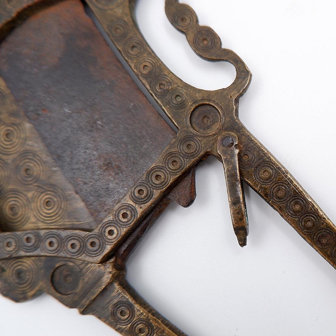 Indien Antique Brass Betel Nut Cutter with chiseled decoration - India 19th en vente