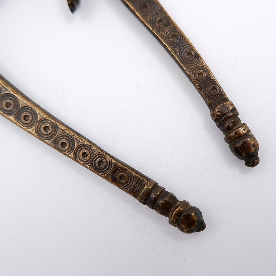 Sculpté à la main Antique Brass Betel Nut Cutter with chiseled decoration - India 19th en vente