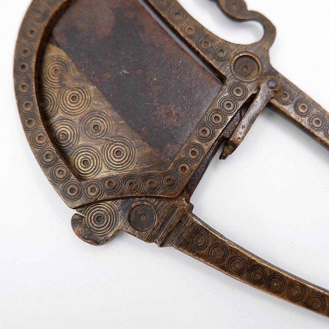 Antique Brass Betel Nut Cutter with chiseled decoration - India 19th Bon état - En vente à Linkebeek, BE