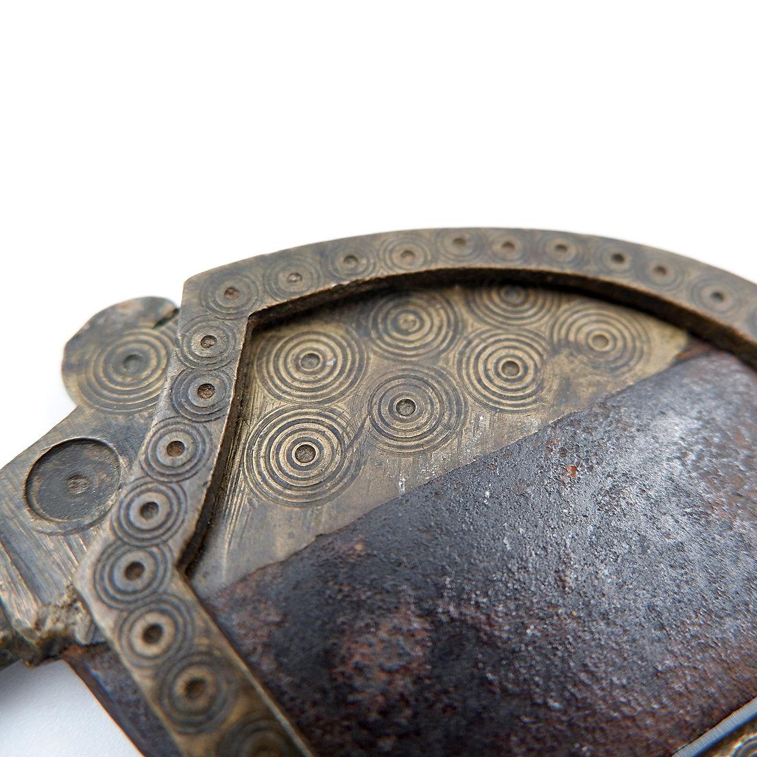XIXe siècle Antique Brass Betel Nut Cutter with chiseled decoration - India 19th en vente