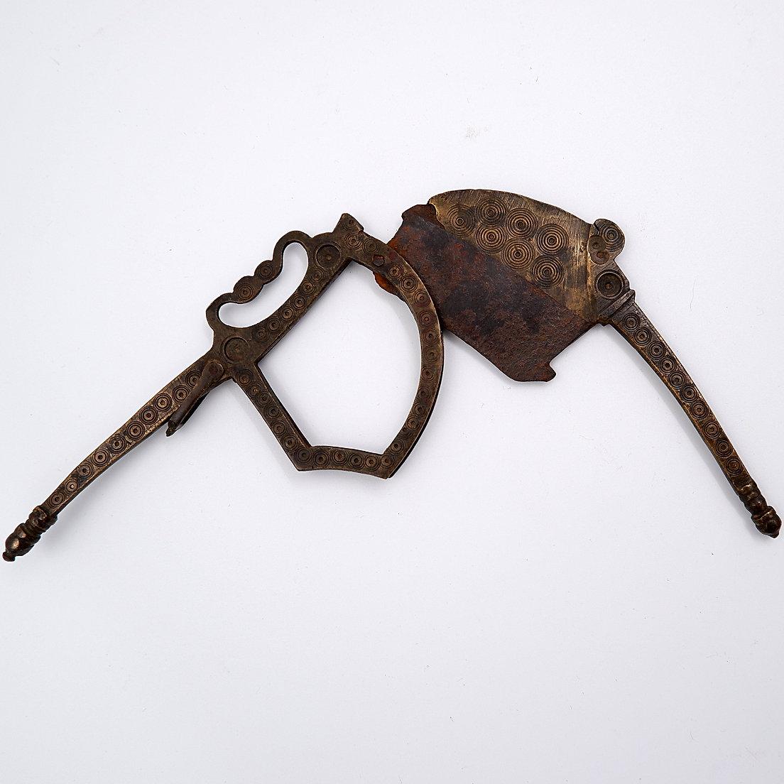 Laiton Antique Brass Betel Nut Cutter with chiseled decoration - India 19th en vente
