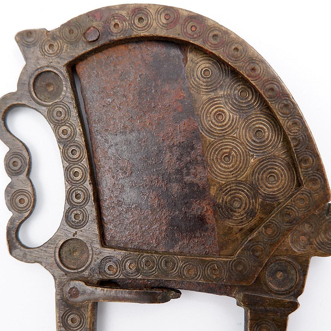Antique Brass Betel Nut Cutter with chiseled decoration - India 19th en vente 1