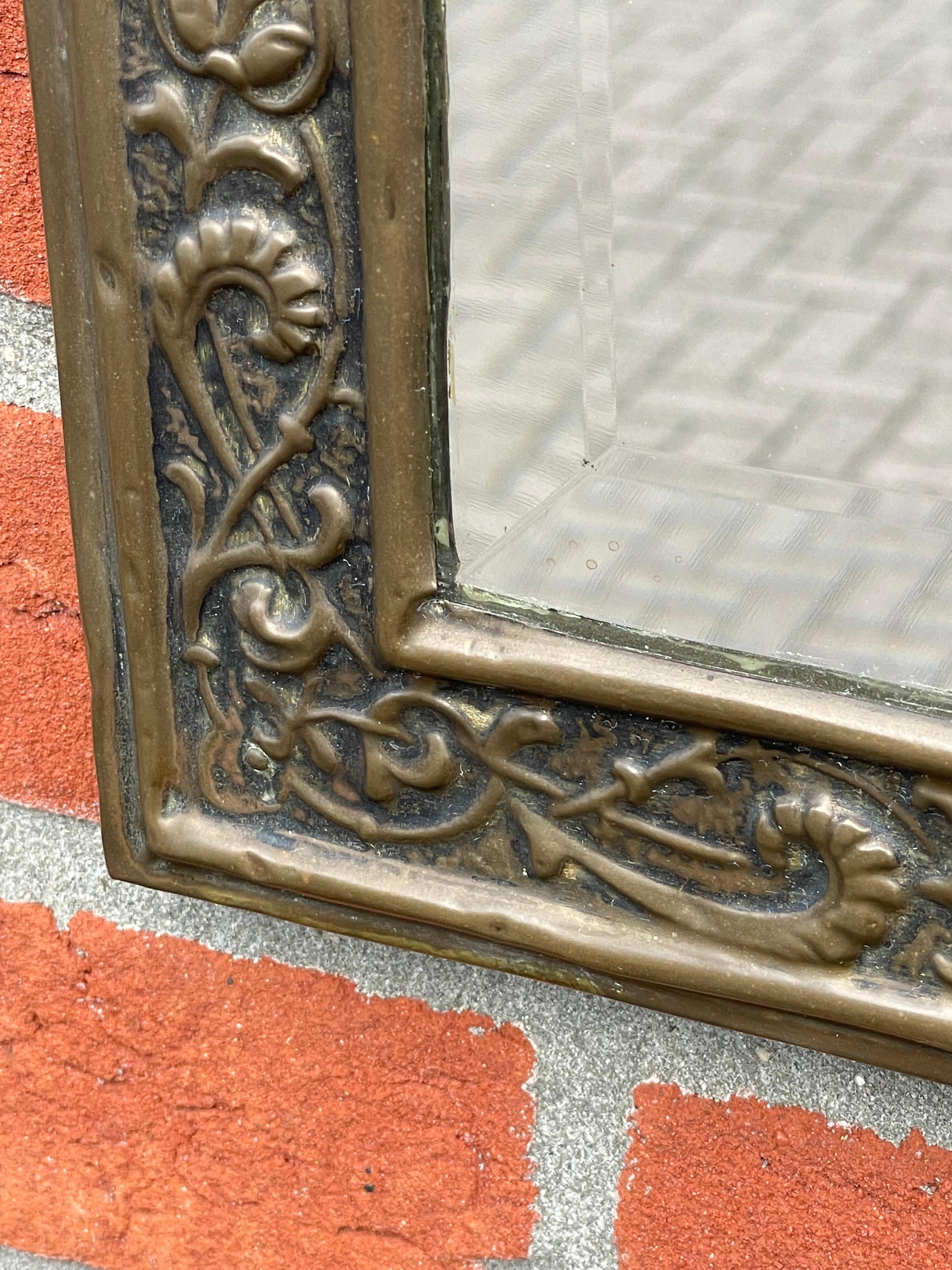Antike Messing & abgeschrägte Glas Gothic Revival Wandspiegel w. Geprägte Dekorationen (Abgeschrägt) im Angebot
