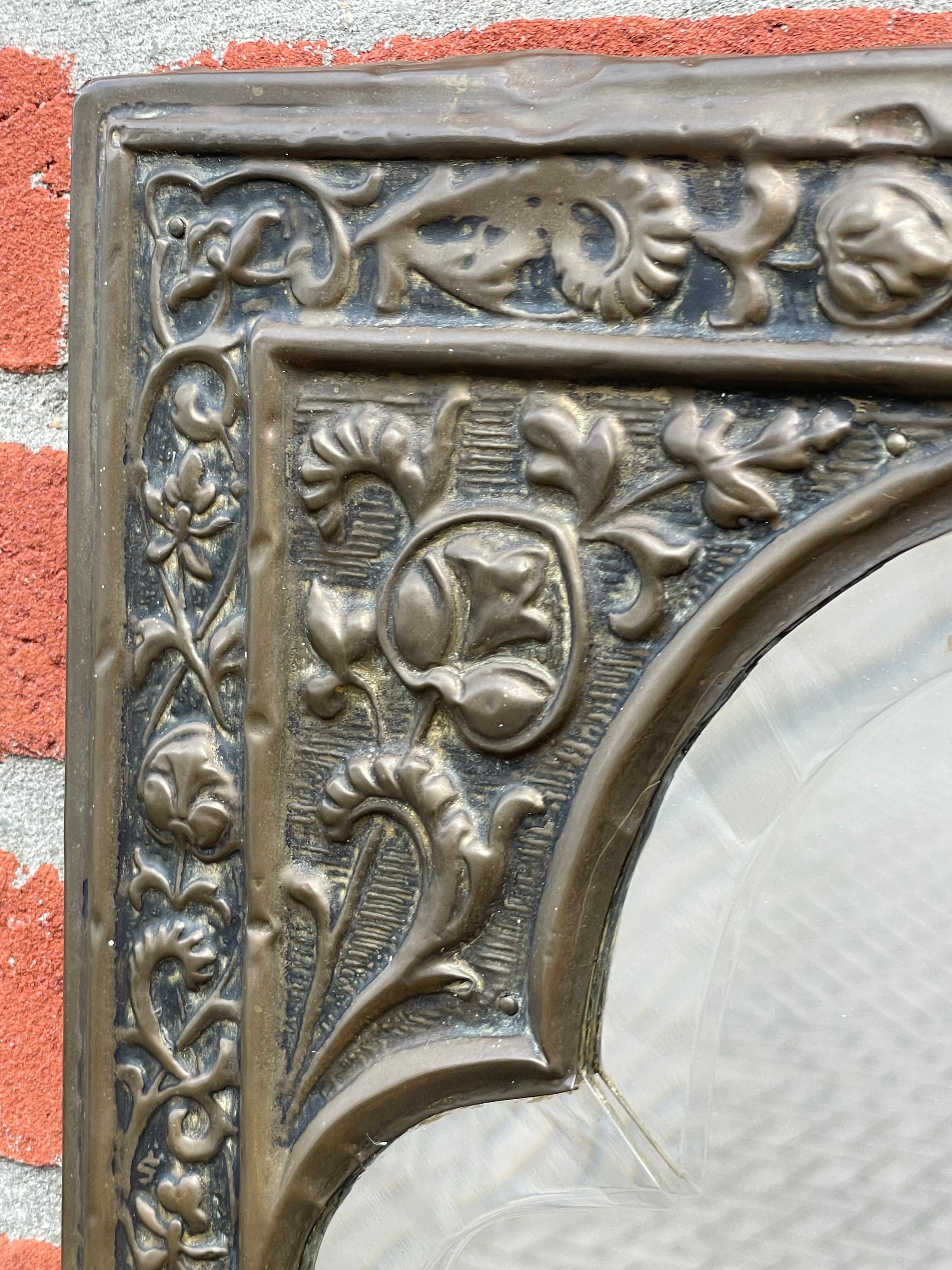 Antike Messing & abgeschrägte Glas Gothic Revival Wandspiegel w. Geprägte Dekorationen im Zustand „Gut“ im Angebot in Lisse, NL