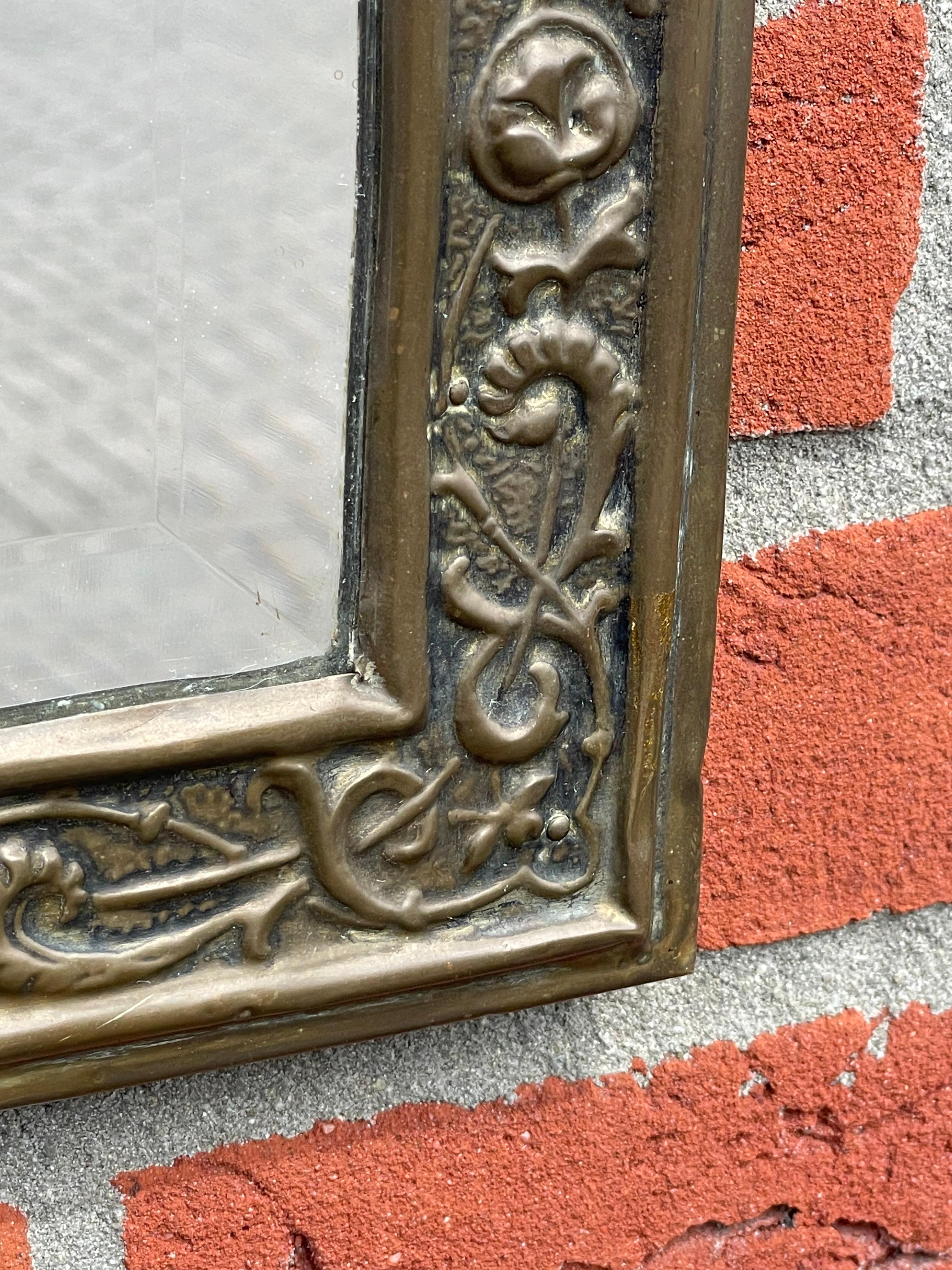 Antike Messing & abgeschrägte Glas Gothic Revival Wandspiegel w. Geprägte Dekorationen (20. Jahrhundert) im Angebot