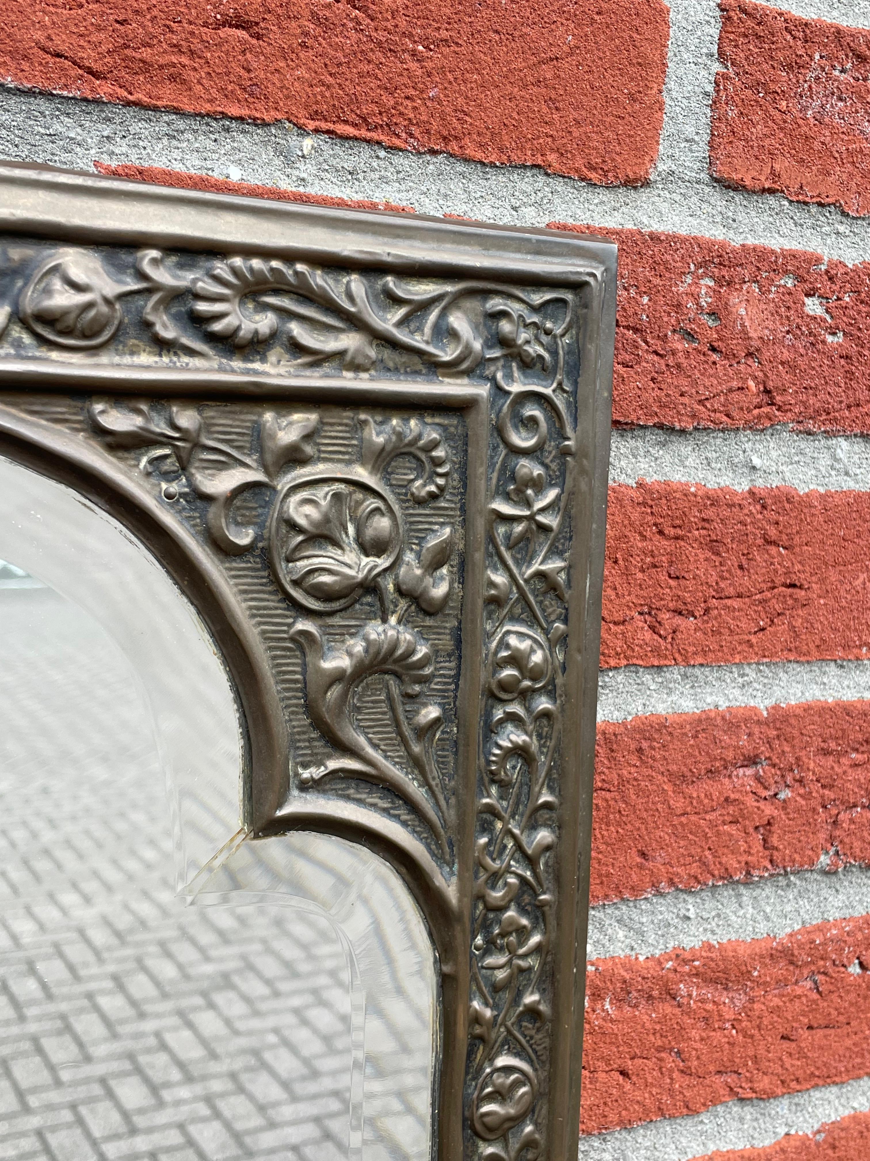 Antike Messing & abgeschrägte Glas Gothic Revival Wandspiegel w. Geprägte Dekorationen (Eichenholz) im Angebot