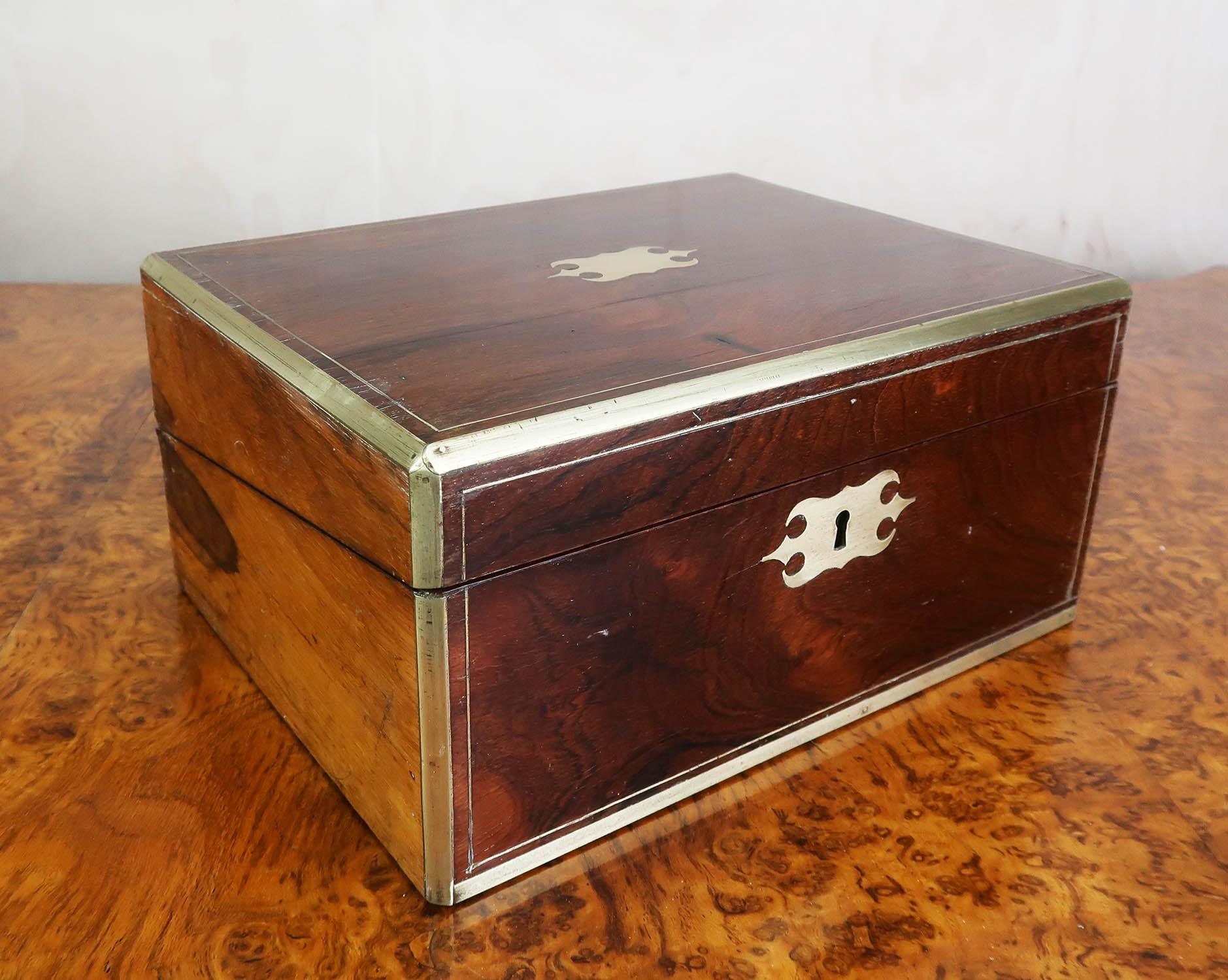 Maravillosa caja de escritura o pendiente de madera dura tropical

Fabuloso color y figura en la madera 

Cajones secretos de trabajo*

Tintero original con tapa de latón

Cuero sustituido

Sin llave

Envío gratuito al Reino Unido

*la tapa de los