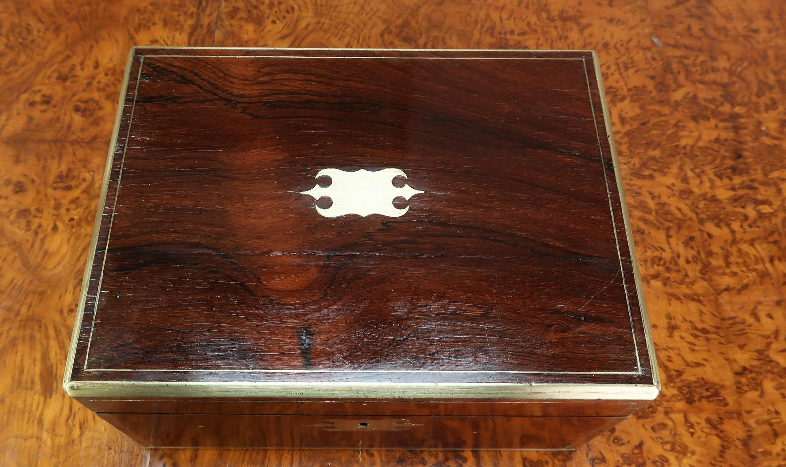 Caja de escritura de latón antiguo con cajones secretos. Inglés C.1830 Georgiano